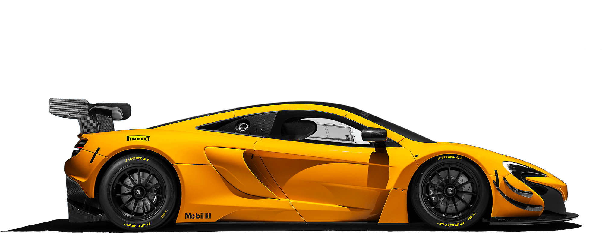麥拉倫 桌布 壁紙 — 一輛充滿活力的橙色McLaren賽車，帶有黑色飾邊和Pirelli輪胎，在純黑色背景下側面展示。