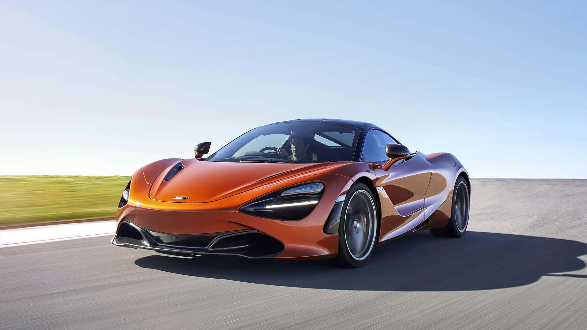 橙色McLaren 720S在日落時分的賽道上奔馳 — 橘色美學 GIF 壁紙