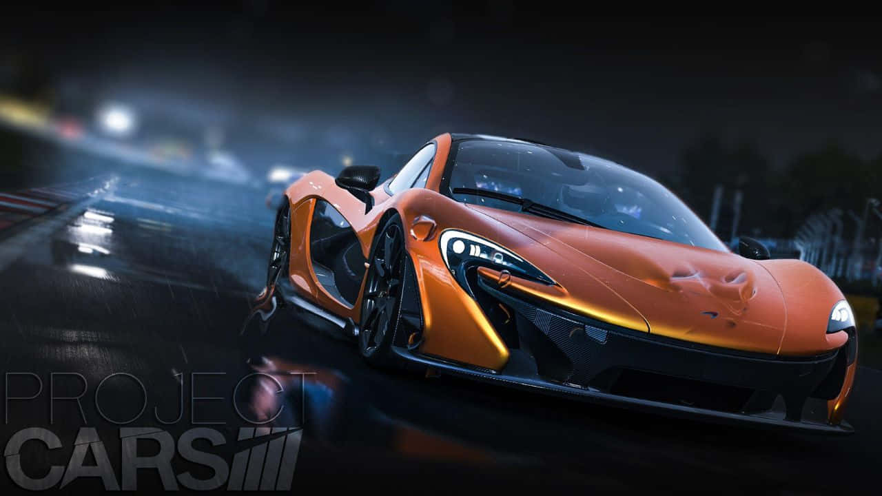 電玩遊戲 桌布 壁紙 — 一輛充滿活力的橙色McLaren跑車在濕滑的夜間賽道上疾馳，車頭燈閃爍，帶有動態模糊效果。