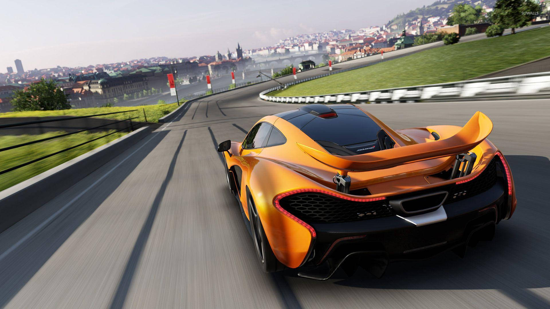 電玩遊戲 桌布 壁紙 — 一輛充滿活力的橙色McLaren P1沿著蜿蜒的賽道奔馳，背景是城市天際線。
