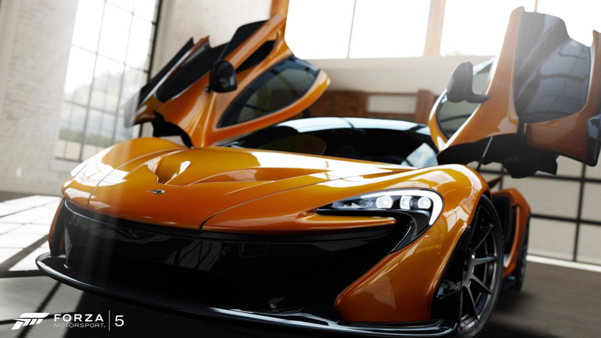 Horizon 桌布 壁紙 — 一輛充滿活力的橙色McLaren跑車，鷗翼門打開，在現代車庫中明亮的攝影棚燈光下閃閃發光。