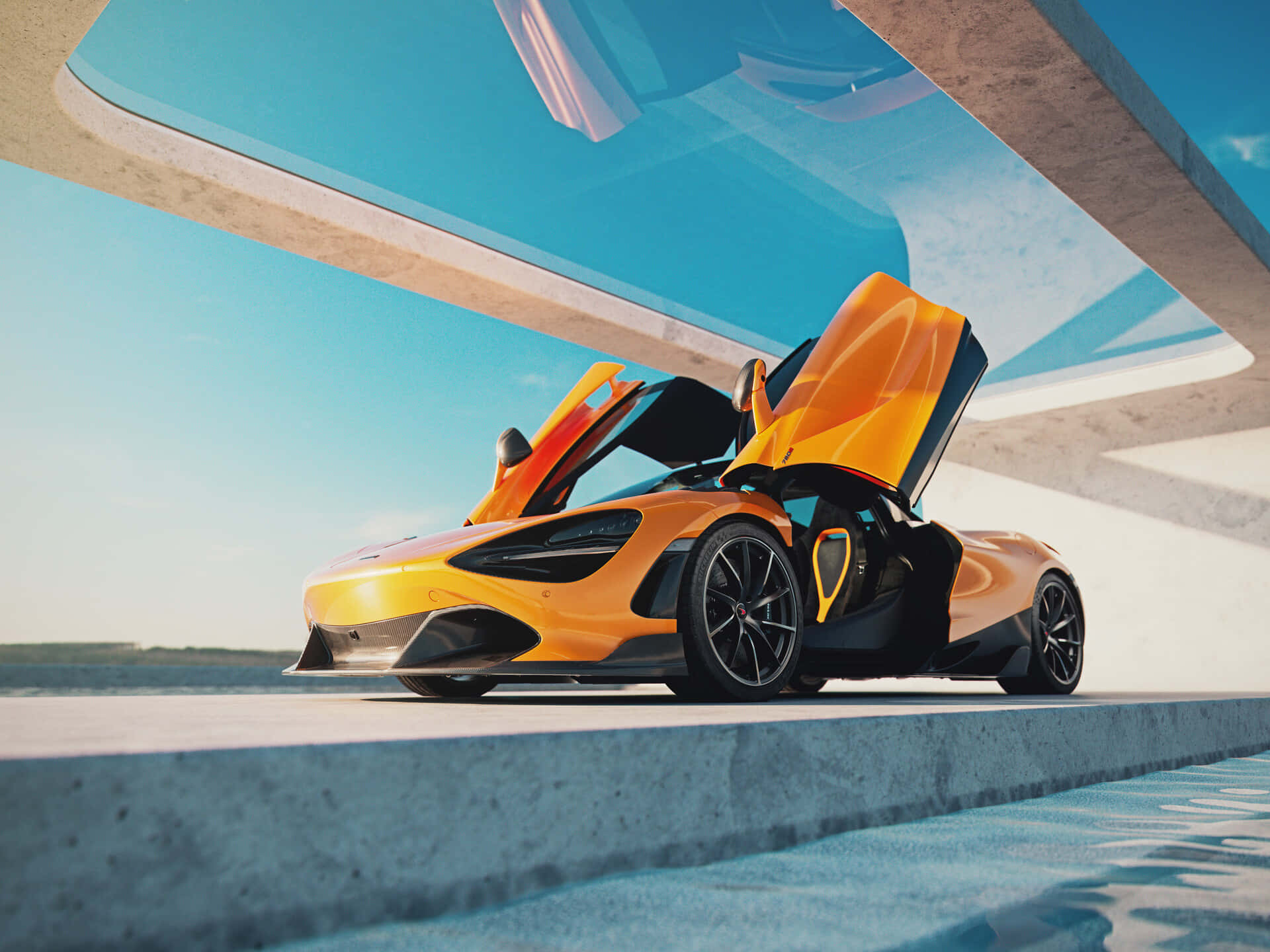Swimming Pool 桌布 壁紙 — 一輛充滿活力的橙色McLaren跑車，鷗翼車門打開，停放在現代混凝土結構下，背景是晴朗的藍天。