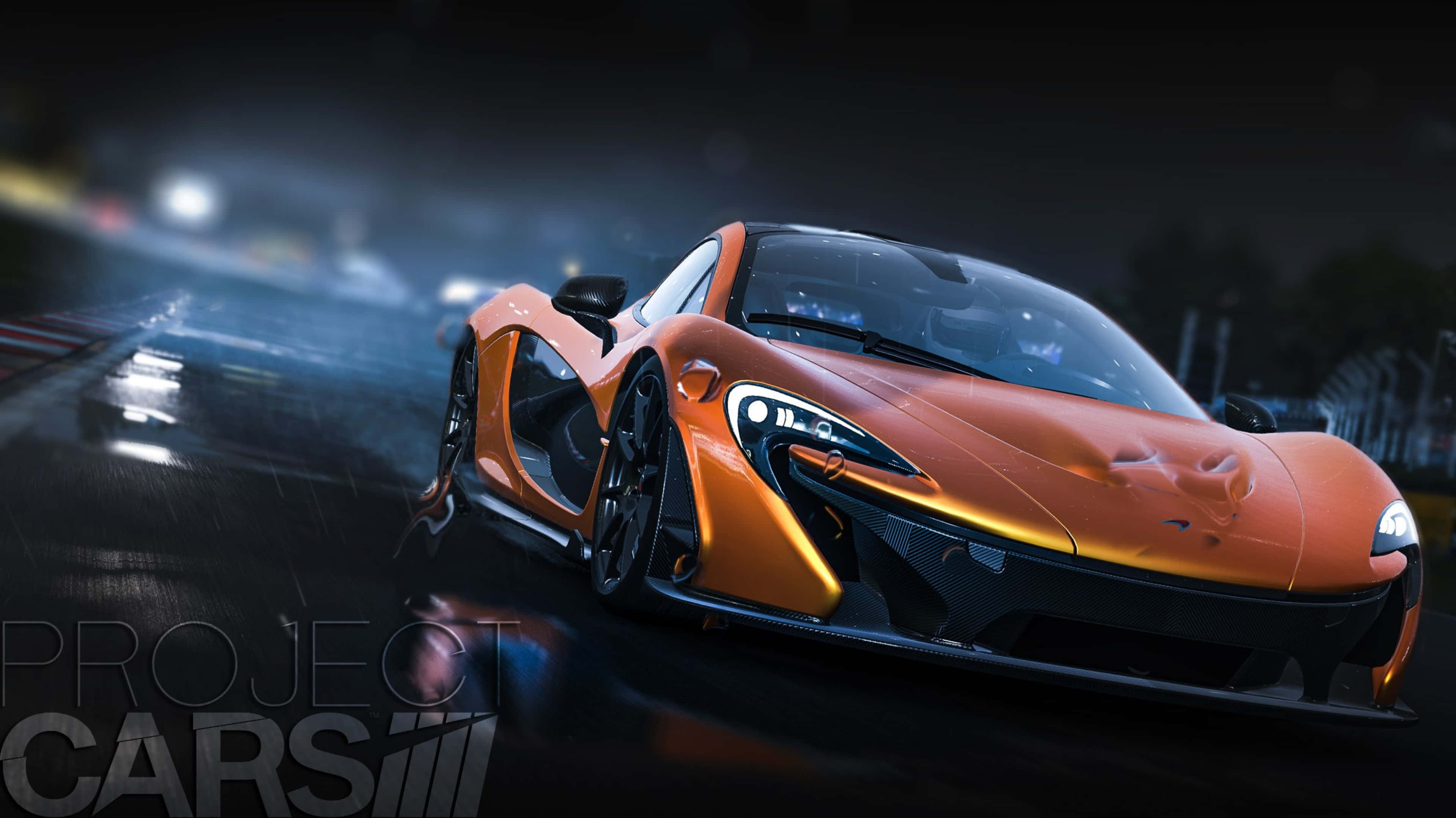 電玩遊戲 桌布 壁紙 — 一輛充滿活力的橙色McLaren跑車在潮濕的賽道上夜間漂移，伴隨著發光的車頭燈和動態模糊效果。