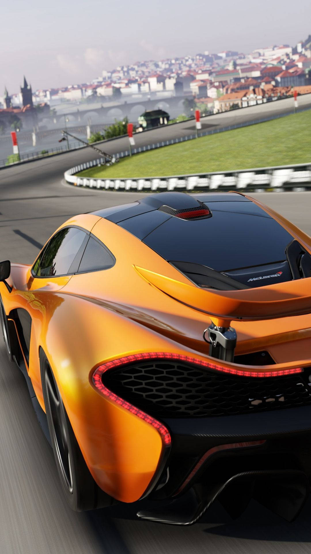 iPhone 桌布 壁紙 — 一輛充滿活力的橙色McLaren P1沿著彎曲的賽道疾馳，背景是城市天際線和河流。