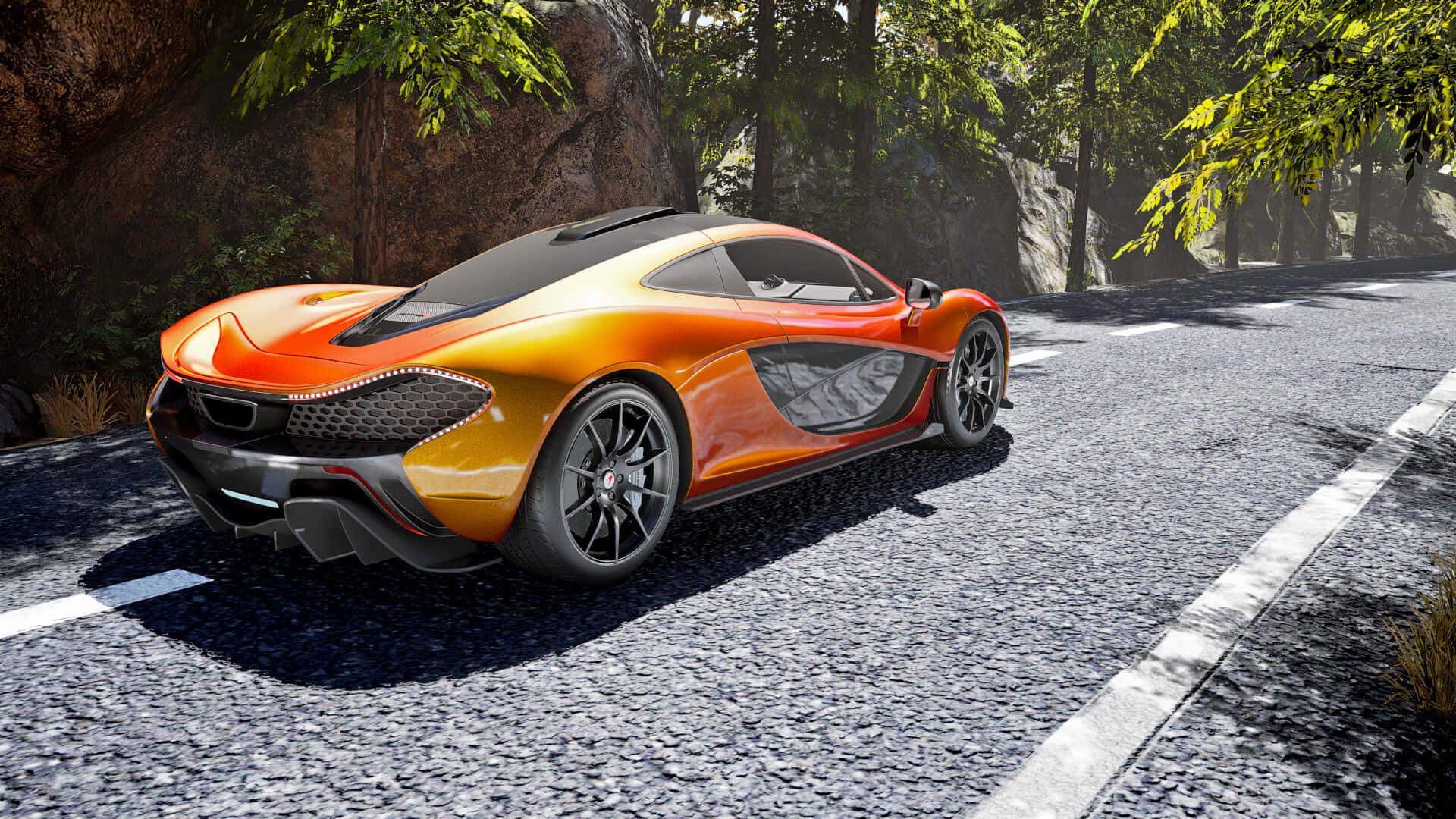 電玩遊戲 桌布 壁紙 — 一輛充滿活力的橙色McLaren跑車沿著陽光明媚的森林道路行駛，路面有紋理的瀝青和茂密的綠色樹葉。