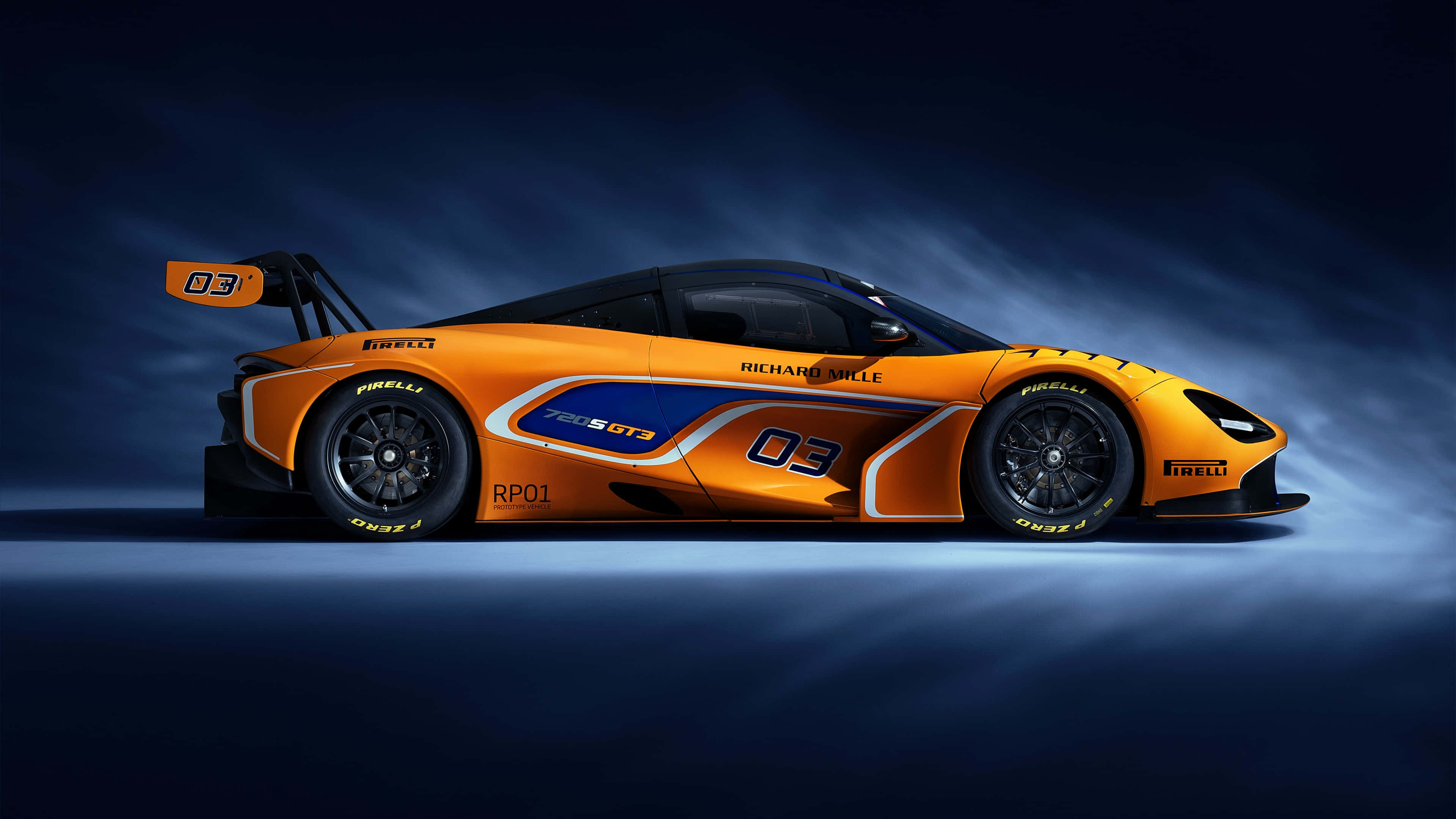 4K Mclaren 720s 桌布 壁紙 — 一輛充滿活力的橙色McLaren賽車（編號03）在戲劇性的藍色工作室燈光下，在黑暗煙霧繚繞的背景中閃耀。