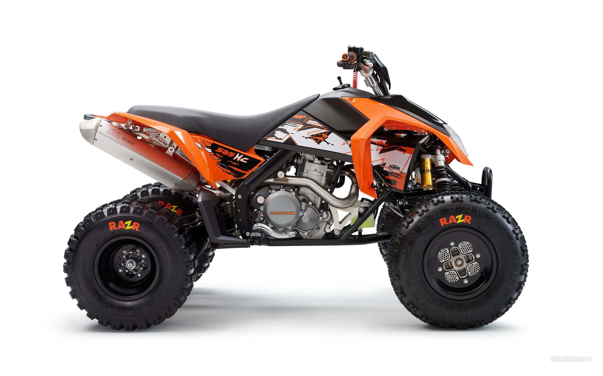 Ktm Bike 桌布 壁紙 — 一輛充滿活力的橙色和黑色KTM ATV，配備堅固的輪胎和暴露的引擎細節，孤立地立在潔白的背景上。