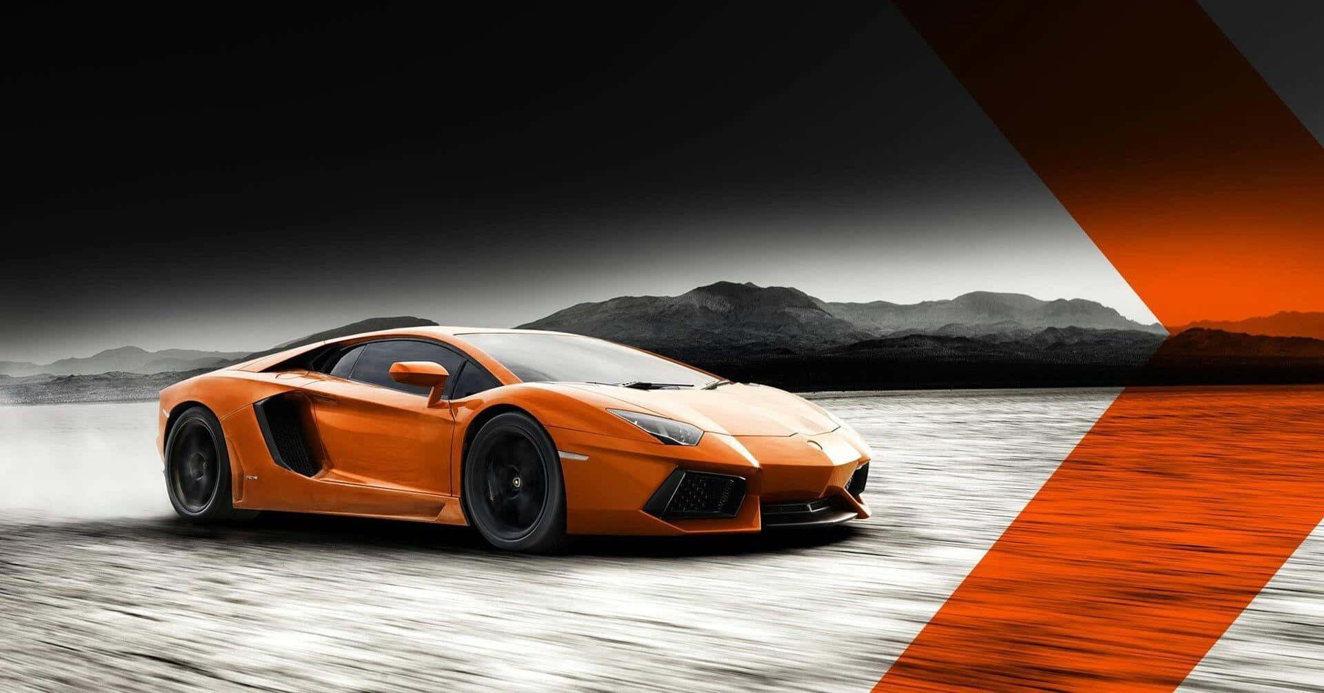 cars 桌布 壁紙 — 一輛充滿活力的橙色藍寶堅尼 Aventador 在模糊的沙漠賽道上疾馳，帶有戲劇性的橙色和黑色幾何裝飾。