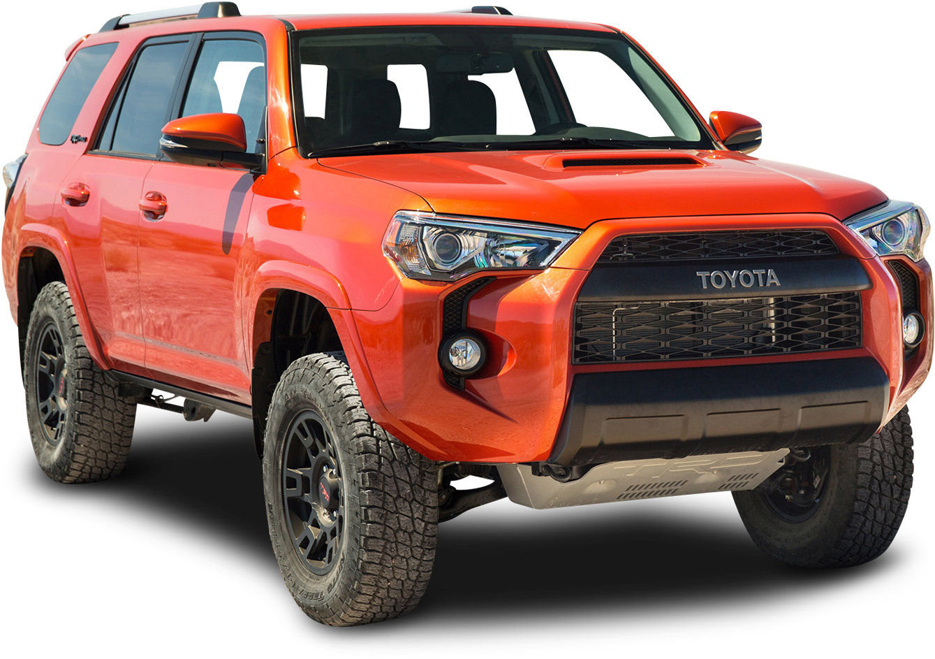 豐田 桌布 壁紙 — 一輛充滿活力的橙色豐田4Runner SUV，配備黑色輪圈和堅固輪胎，在純黑背景上醒目地展現。