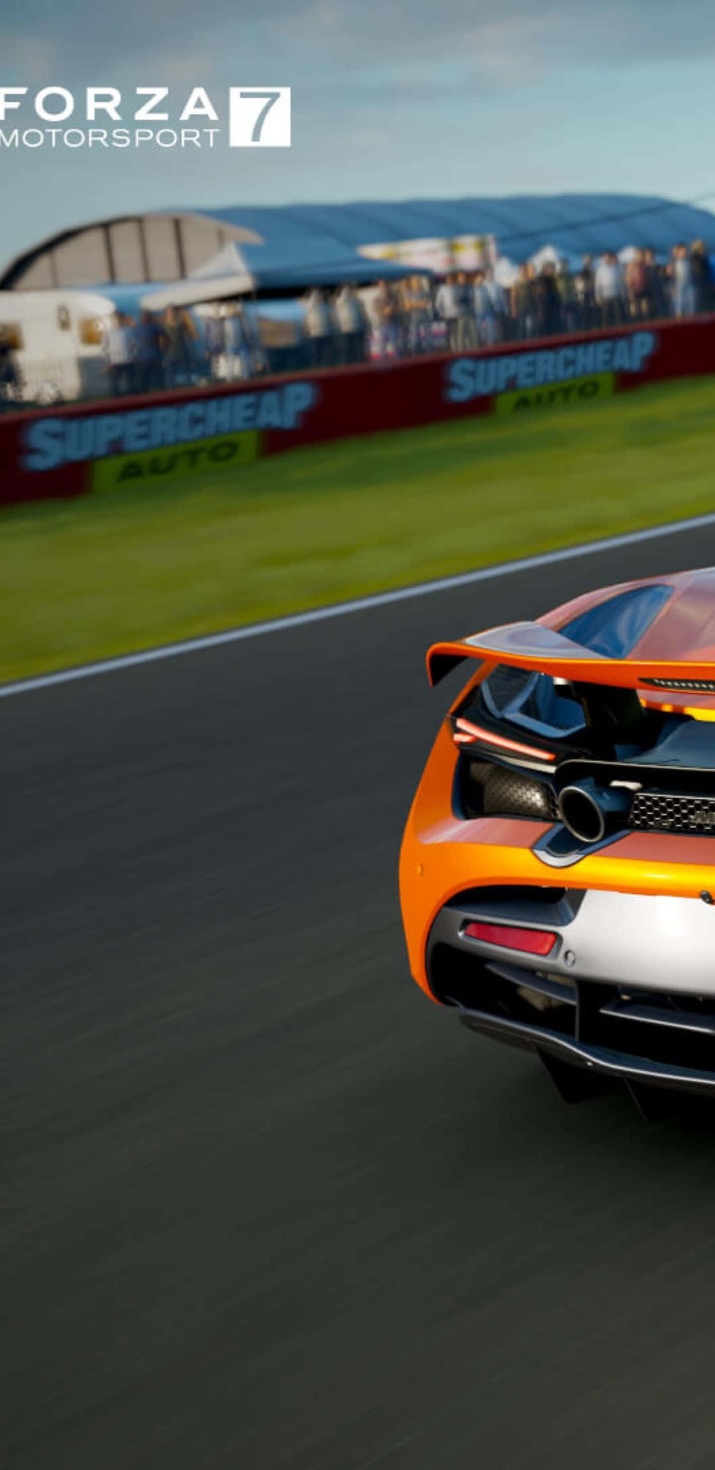 Pixel 3xl Forza Motorsport 7 桌布 壁紙 — 一輛充滿活力的橙色跑車在賽道上奔馳，背景有模糊的觀眾和「Supercheap Auto」標誌。