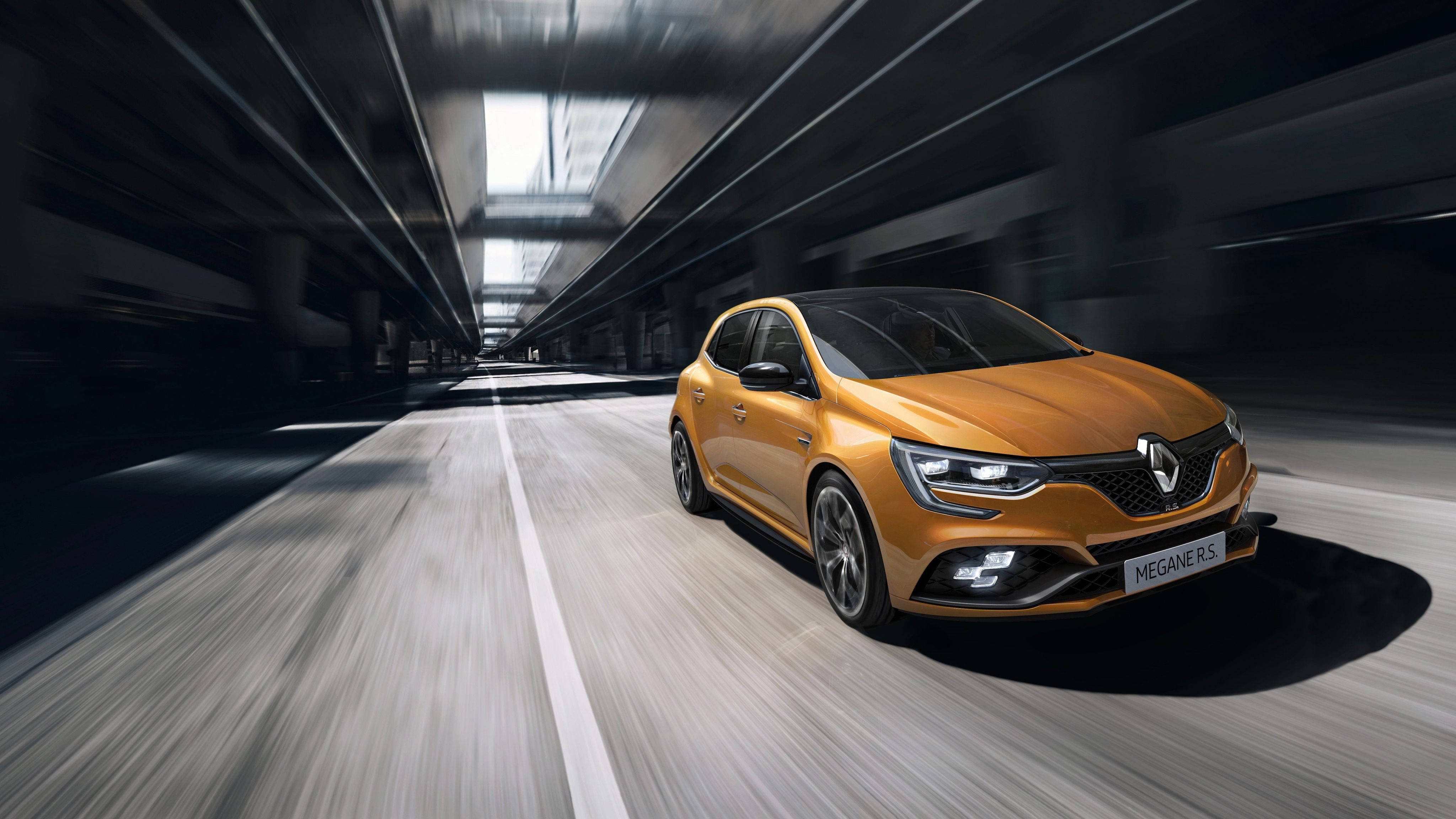 Renault 桌布 壁紙 — 一輛充滿活力的橙色雷諾 Mégane R.S. 在時尚的地下隧道中疾馳，動態模糊強調了速度。