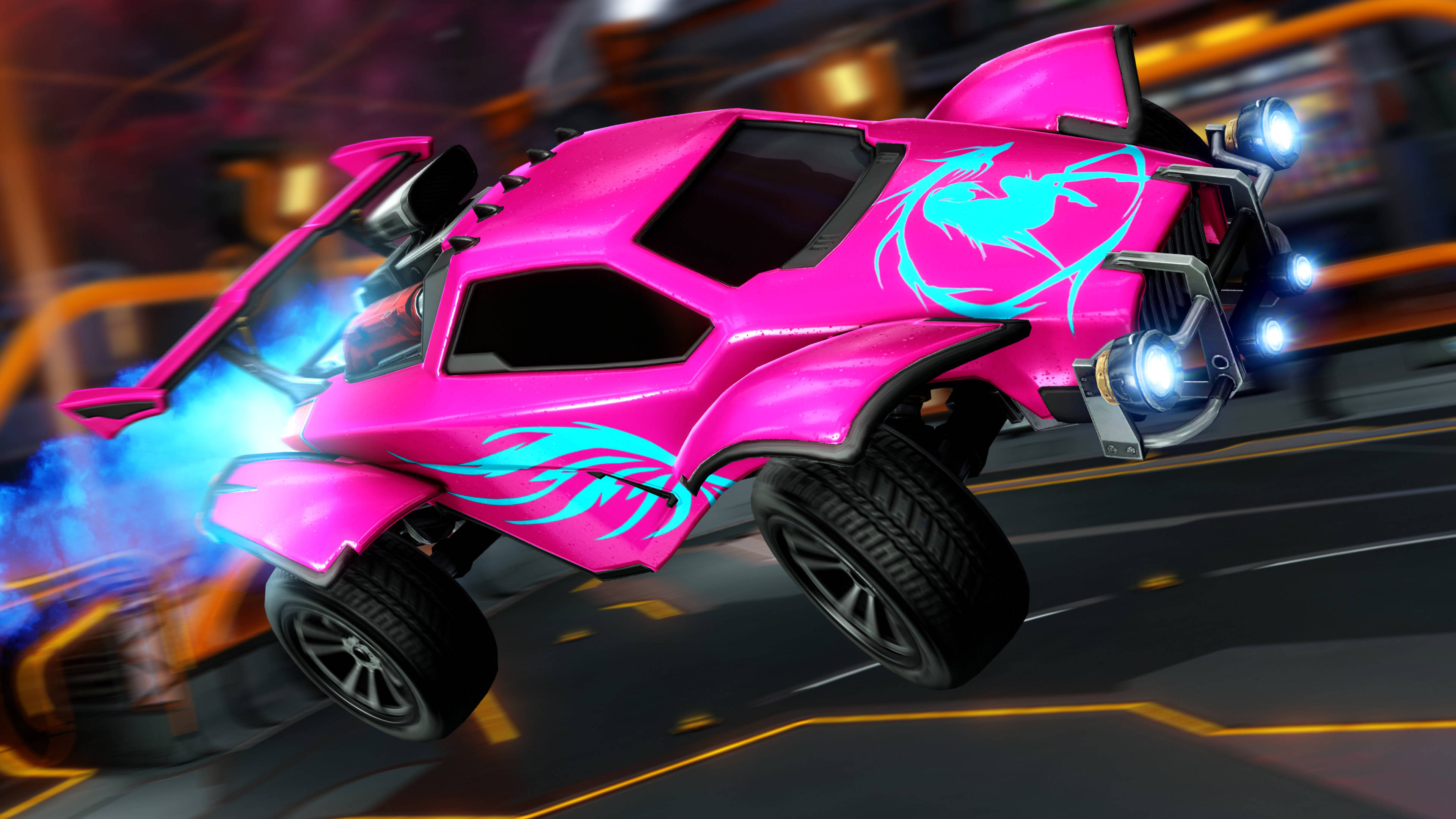 Rocket League 桌布 壁紙 — 一輛充滿活力的粉紅色火箭動力車，帶有青色火焰貼花，在夜晚的霓虹燈城市街道上飛馳。