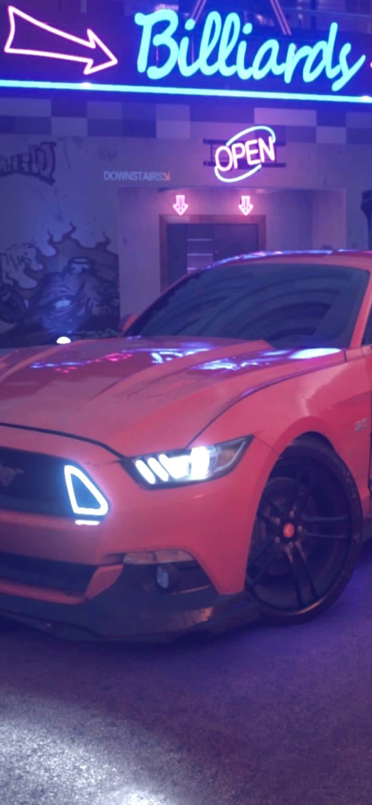 Ford Mustang 桌布 壁紙 — 一輛充滿活力的粉紅色跑車在霓虹燈下閃閃發光，位於帶有發光標誌的撞球室外。