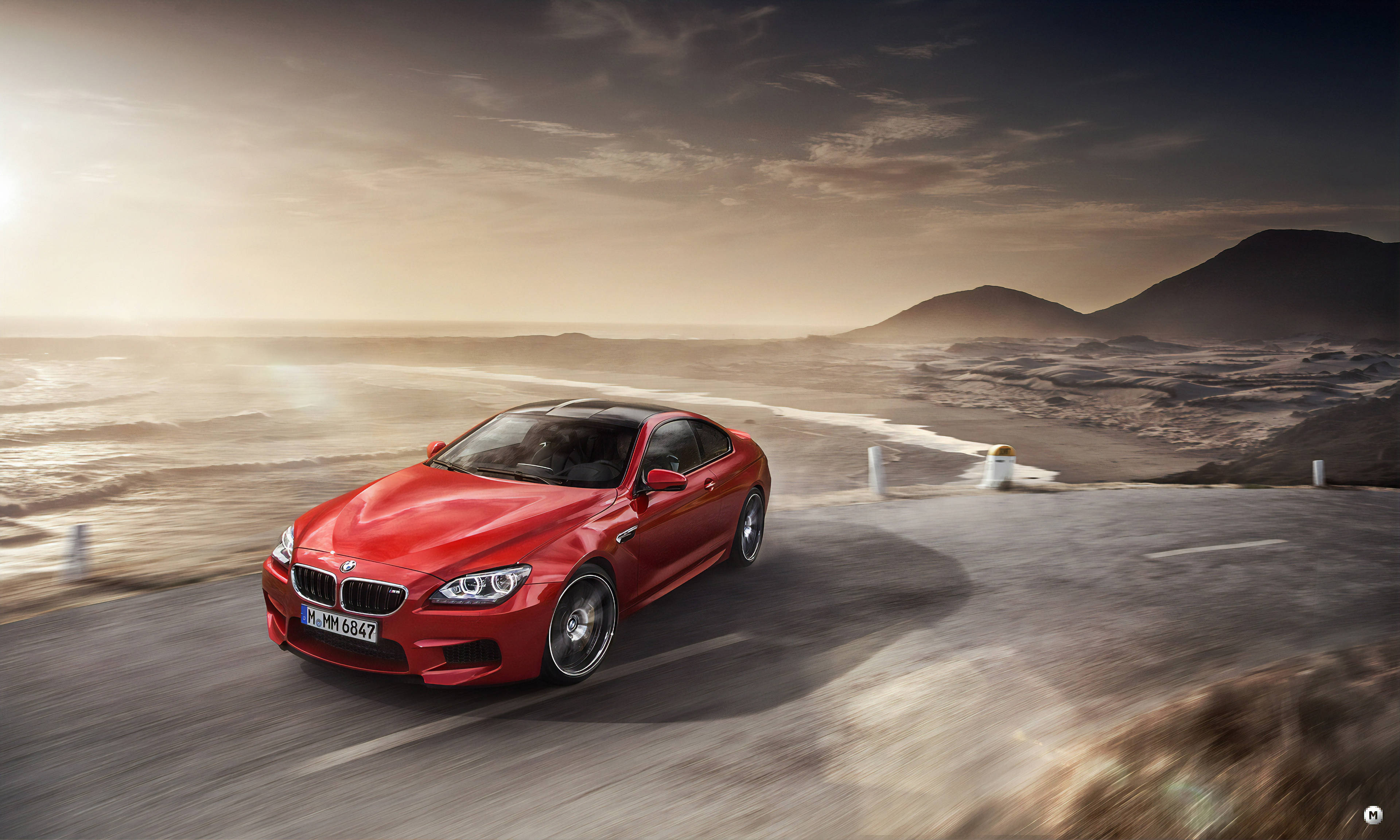 4K BMW 壁紙 桌布 壁紙 — 一輛充滿活力的紅色BMW M6雙門跑車在日落時分沿著海岸公路飛馳，下方波濤洶湧，遠處山巒起伏。