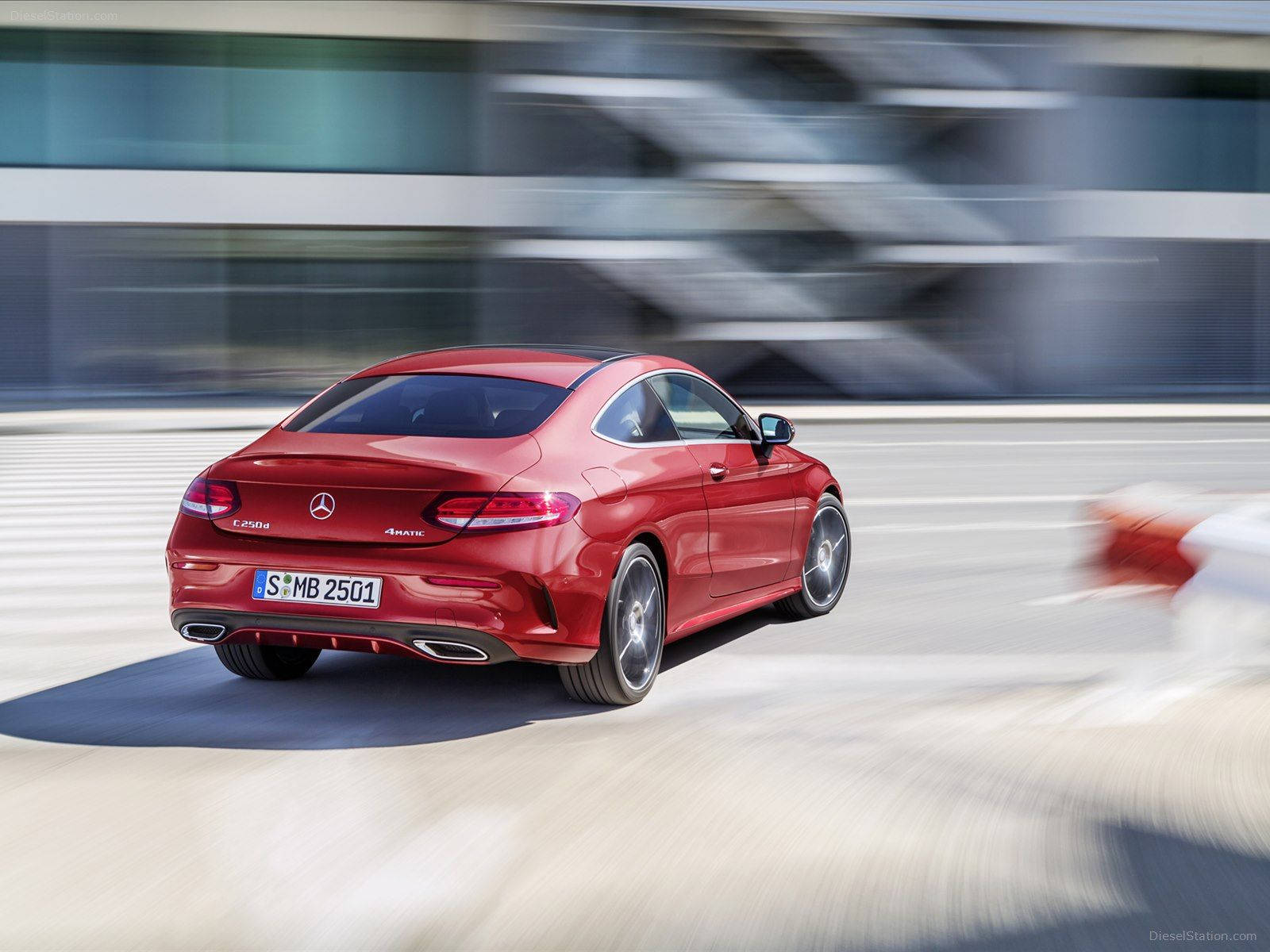 Mercedes Benz C300 桌布 壁紙 — 一輛充滿活力的紅色Mercedes-AMG C 43 Coupe在現代城市道路上疾馳，動態模糊強調了其動態性能。