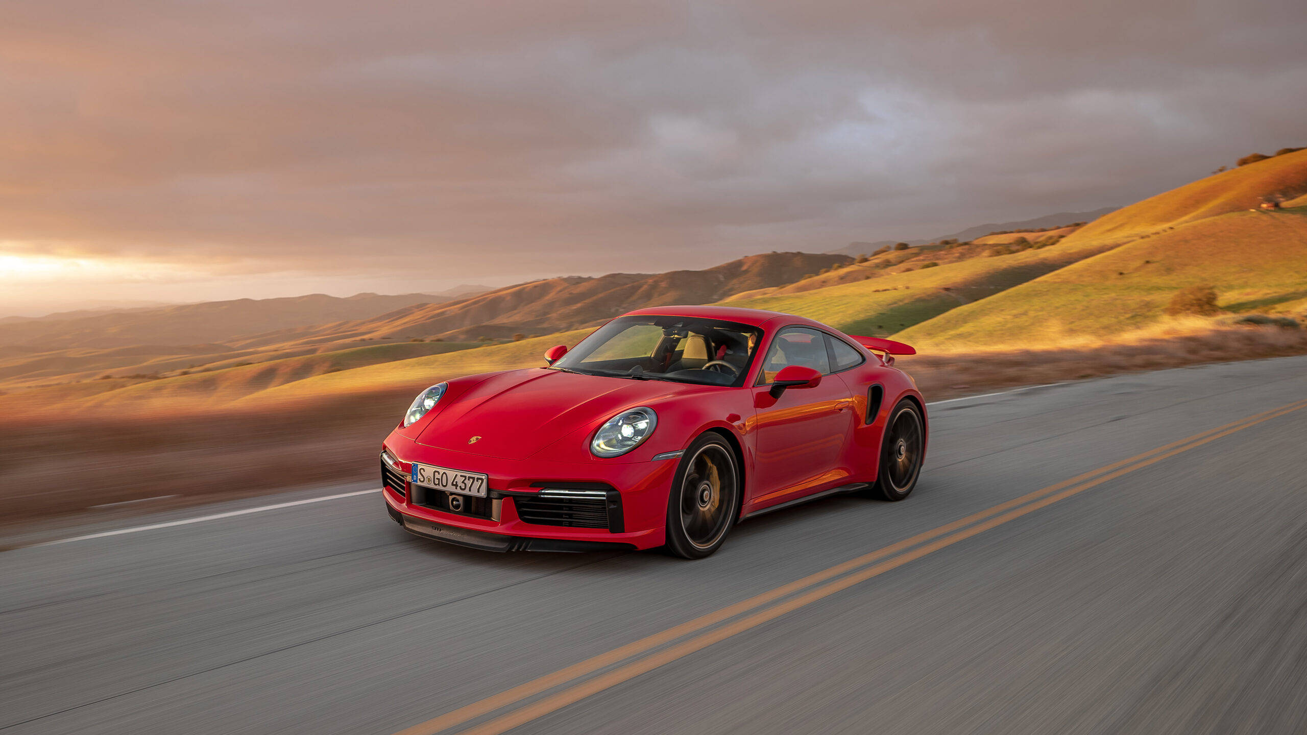 日落時分，紅色保時捷911 Turbo S在風景優美的山路上飛馳。 — 保時捷 GIF 壁紙