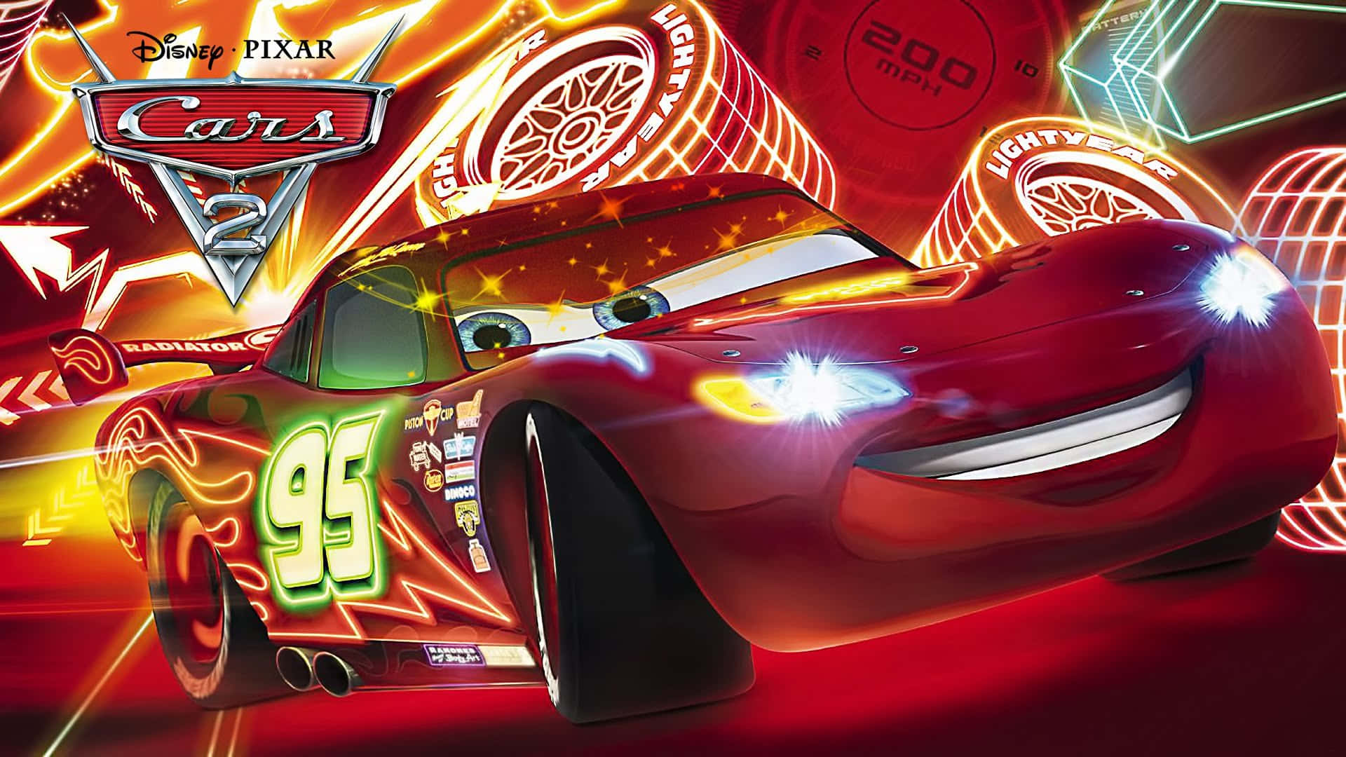 Lightning Mcqueen 桌布 壁紙 — 一輛充滿活力的紅色動畫賽車，帶有發光車頭燈和95號，在霓虹燈賽車背景下自信地微笑。