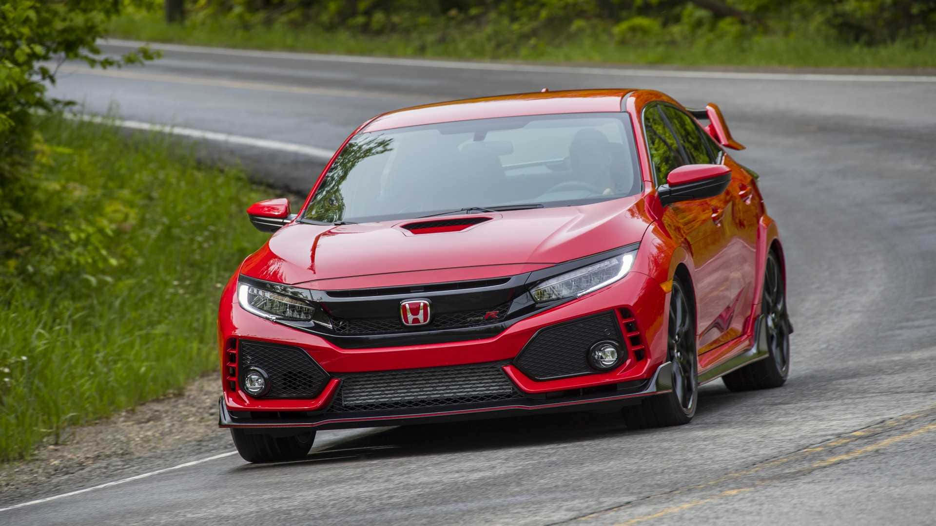 Hatchback 桌布 壁紙 — 一輛充滿活力的紅色本田思域Type R在蜿蜒的瀝青路上奔馳，兩旁是茂密的綠色樹葉。