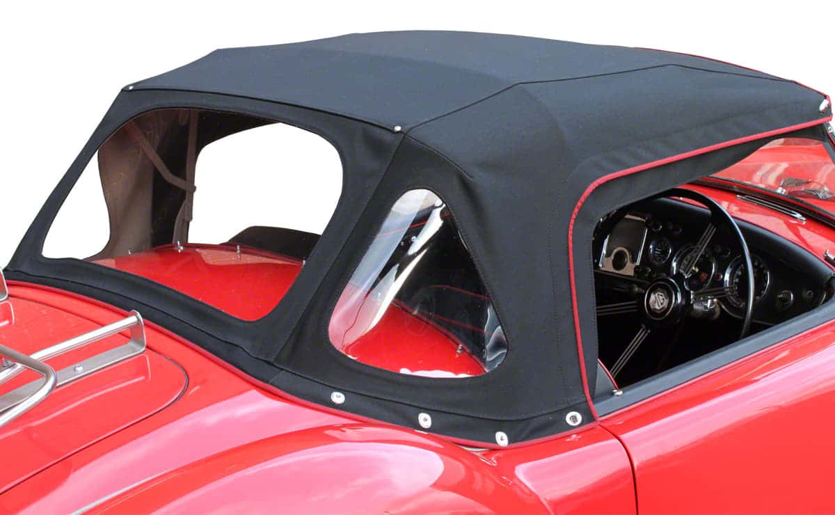 Car Hood 桌布 壁紙 — 一輛充滿活力的紅色經典敞篷跑車，配備黑色軟頂和紅色飾邊，在工作室燈光下展示。