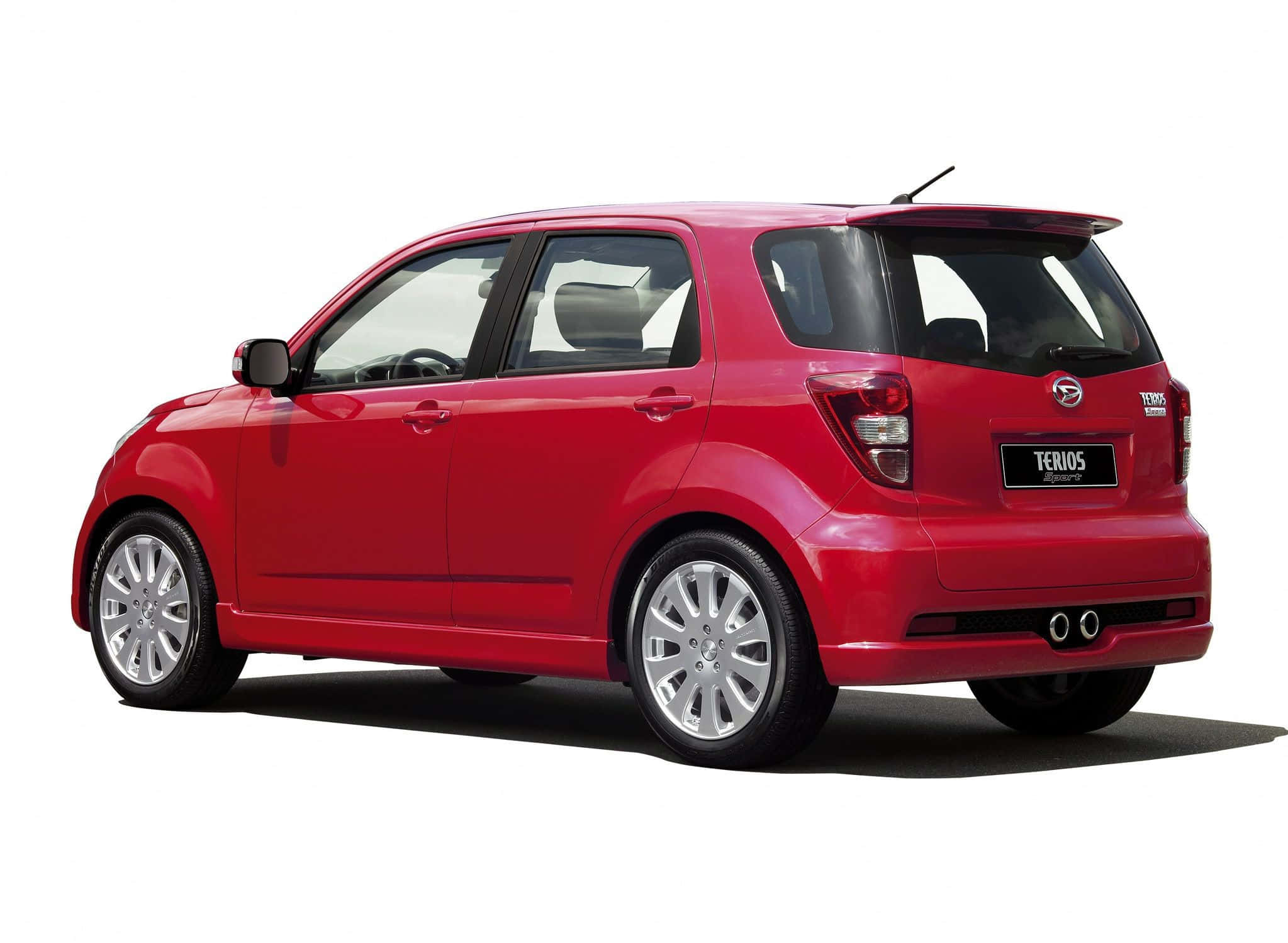Daihatsu 桌布 壁紙 — 一輛充滿活力的紅色緊湊型SUV在攝影棚燈光下展示，純白背景凸顯其時尚設計和銀色合金輪圈。