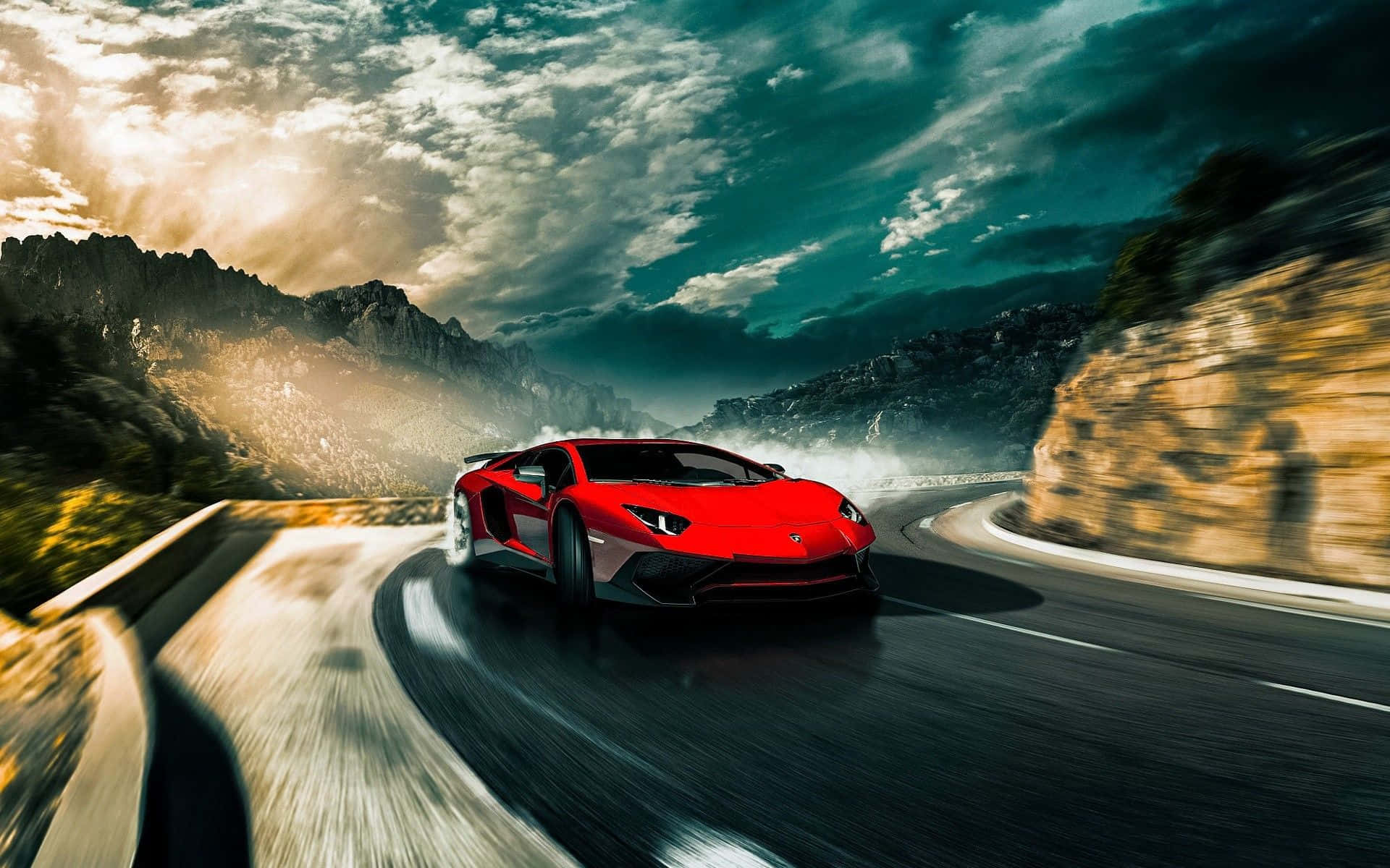 Cool Lamborghini 桌布 壁紙 — 一輛充滿活力的紅色跑車在戲劇性的多雲天空下沿著蜿蜒的山路疾馳。