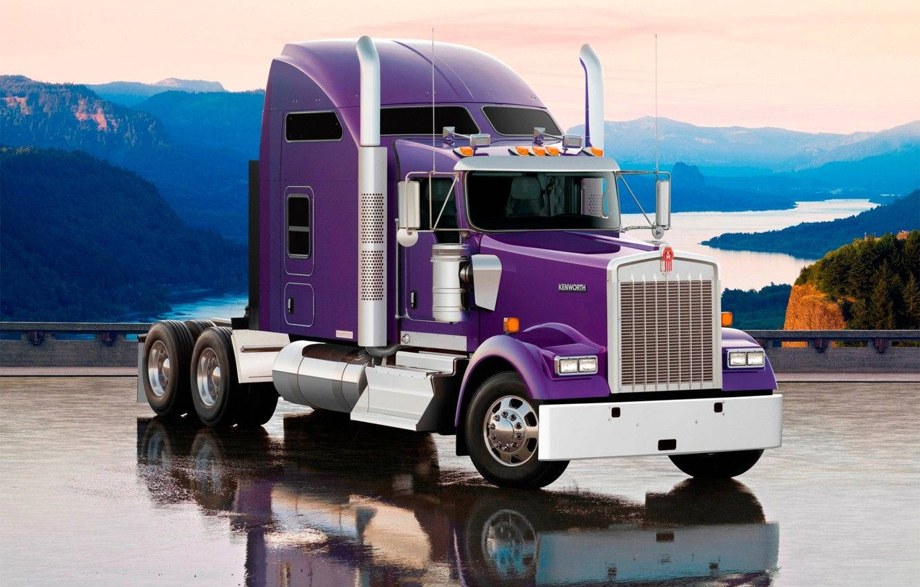 Kenworth 桌布 壁紙 — 一輛充滿活力的紫色 Kenworth 半掛卡車在濕漉漉的路面上反射出倒影，背景是山巒疊嶂的日落景色。
