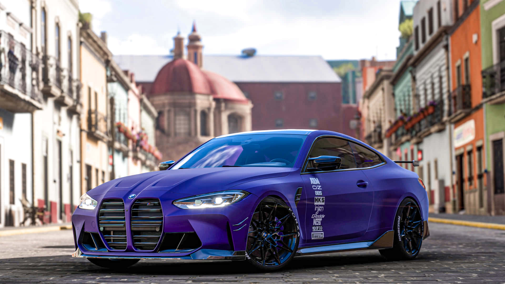 Purple M4 In Forza Horizon Mexico 壁紙 — 一輛充滿活力的紫色BMW M4雙門跑車配黑色輪圈，停泊在鵝卵石街道上，兩旁是色彩繽紛的殖民時期建築，背景有一座紅色圓頂教堂。
