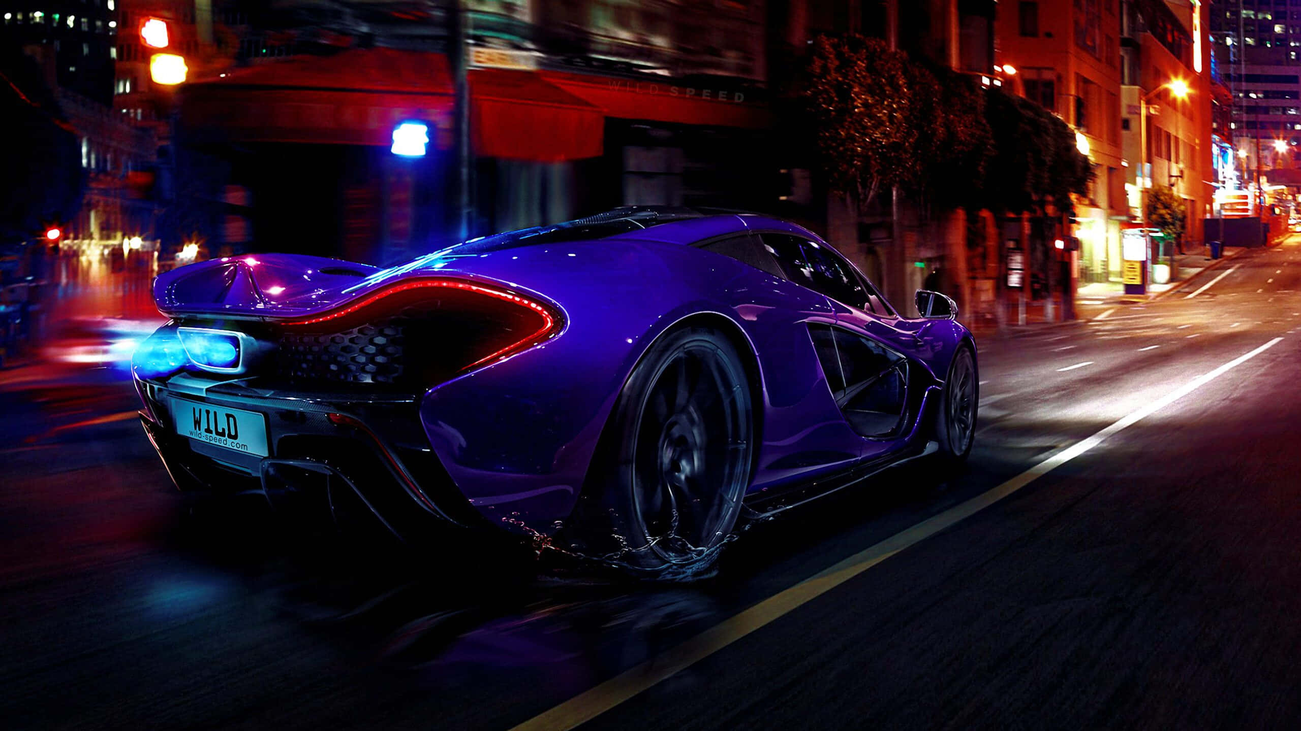 麥拉倫 桌布 壁紙 — 一輛充滿活力的紫色McLaren P1在夜晚的霓虹燈城市街道上疾馳，帶有動態模糊和發光的燈光。