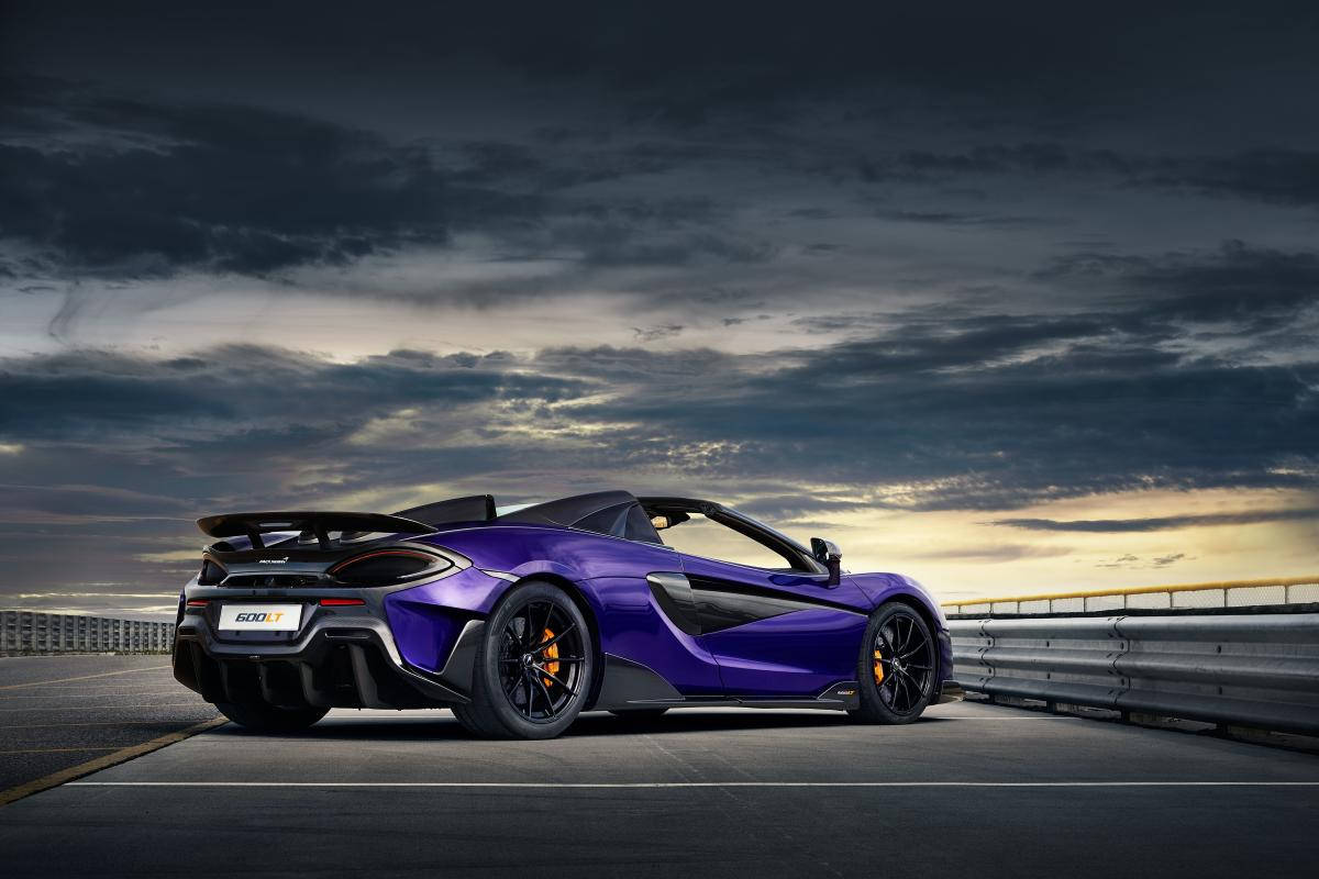 跑車 桌布 壁紙 — 一輛充滿活力的紫色McLaren 600LT Spider跑車停泊在賽道上，背景是戲劇性的暮色天空。