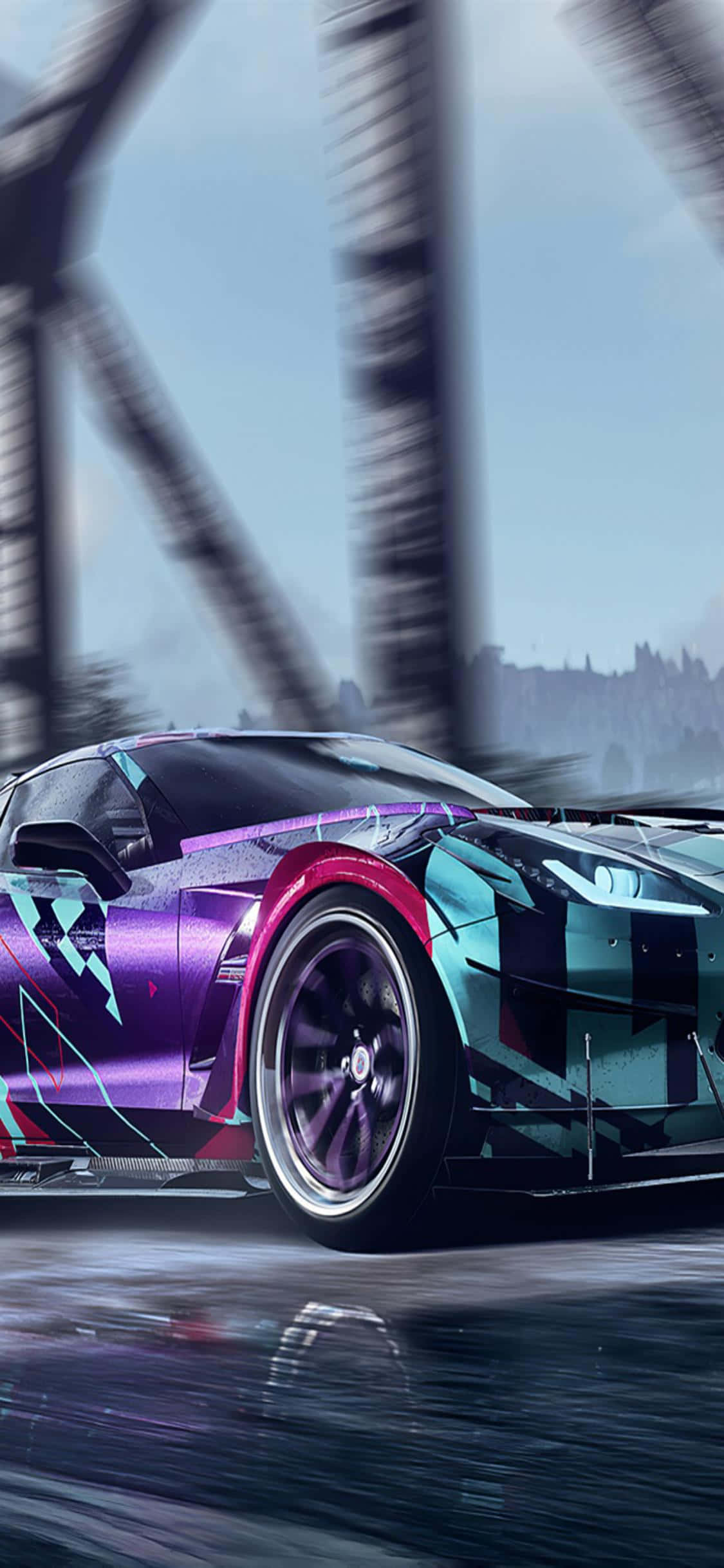 iPhone Xs Need For Speed Heat 桌布 壁紙 — 一輛充滿活力的紫色和藍綠色跑車在潮濕的城市街道上，在模糊的鋼橋下飛馳。
