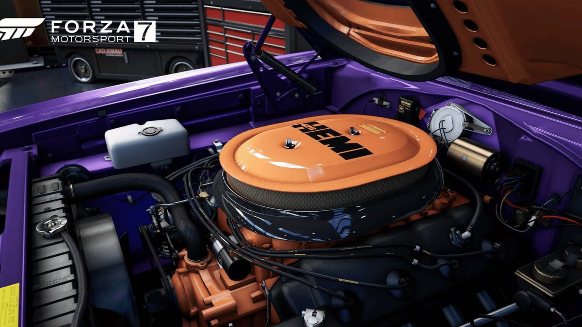 1080p Forza Motorsport 7 桌布 壁紙 — 一輛充滿活力的紫色經典肌肉車，引擎蓋打開，露出詳細車庫環境中的橙色HEMI引擎。