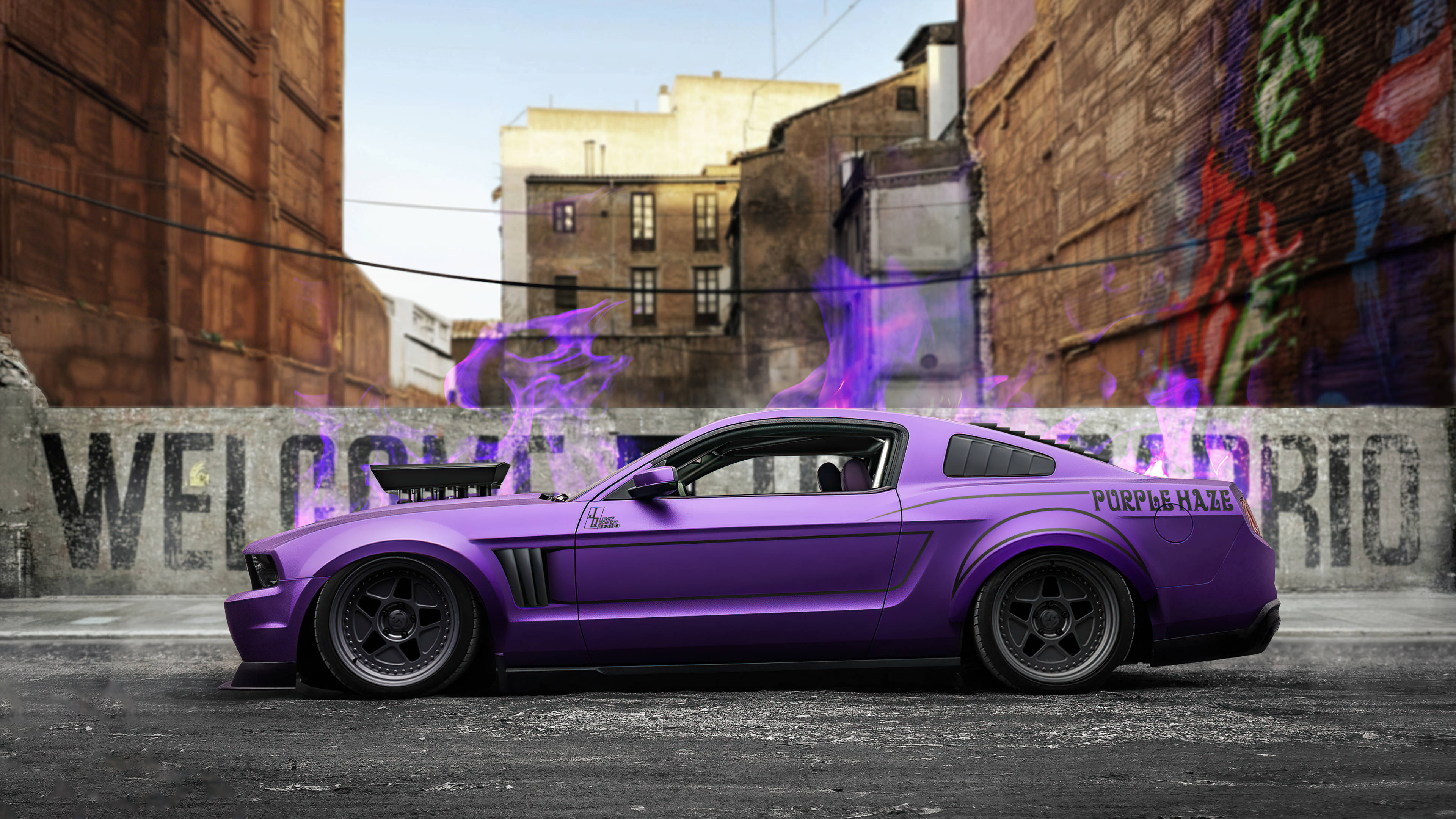 Cool Mustang 桌布 壁紙 — 一輛充滿活力的紫色肌肉車，帶有「Purple Haze」文字和發光的紫色火焰，停在佈滿塗鴉的城市小巷中。