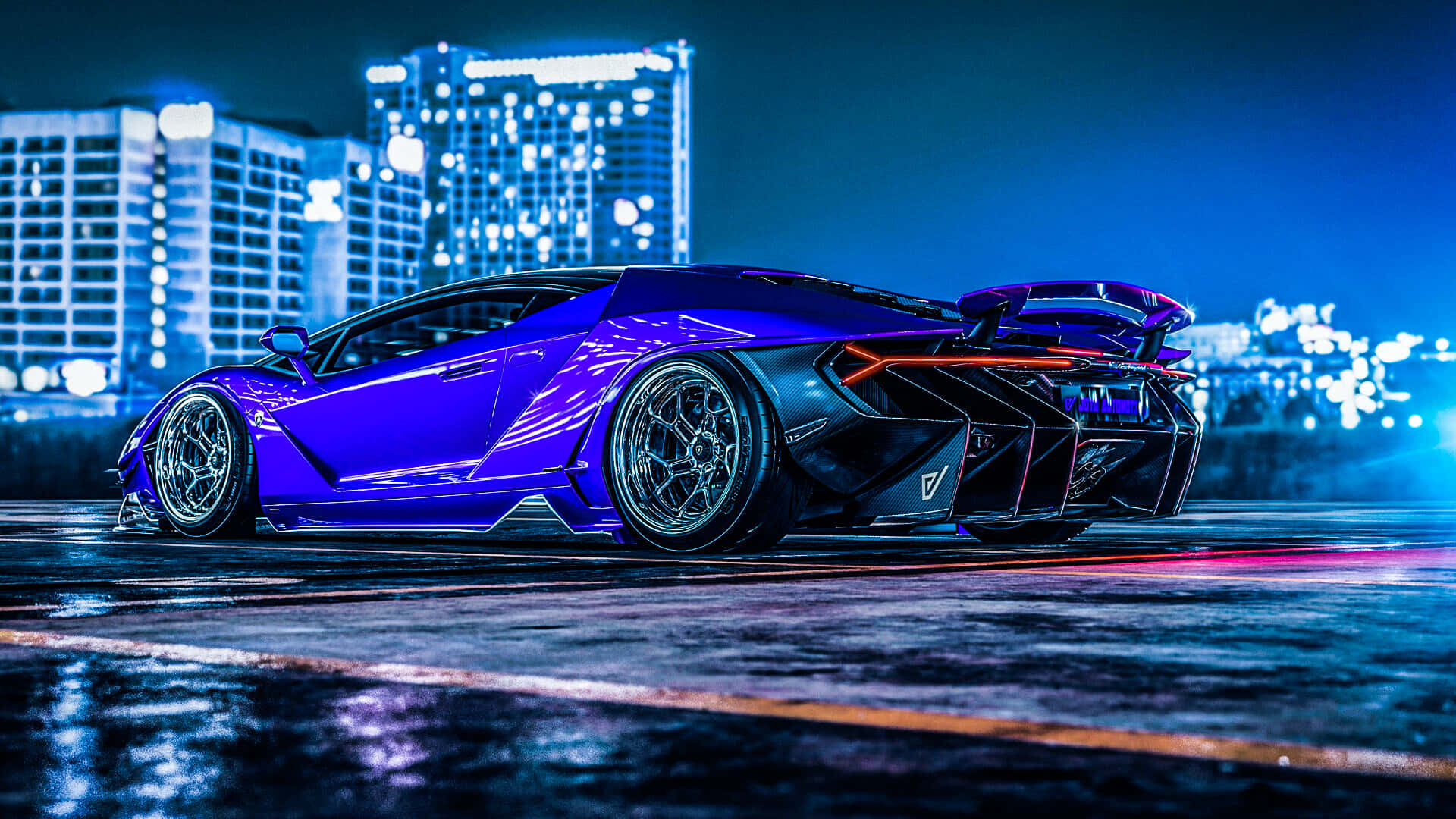 跑車 桌布 壁紙 — 一輛充滿活力的紫色藍寶堅尼 Aventador SVJ 在夜間濕潤的城市街道上，在霓虹燈下閃閃發光。