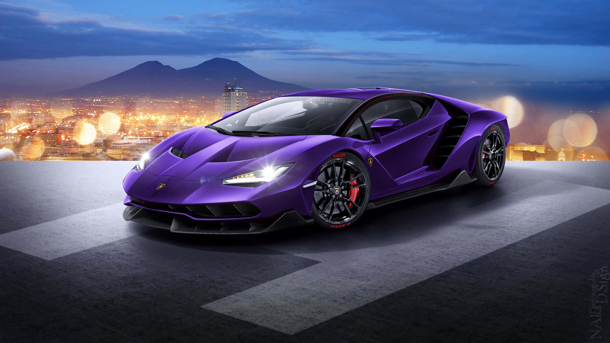 Best Bugatti 桌布 壁紙 — 一輛充滿活力的紫色藍寶堅尼 Centenario 停放在屋頂上，俯瞰著暮色中閃爍的城市景觀，遠方有山巒。