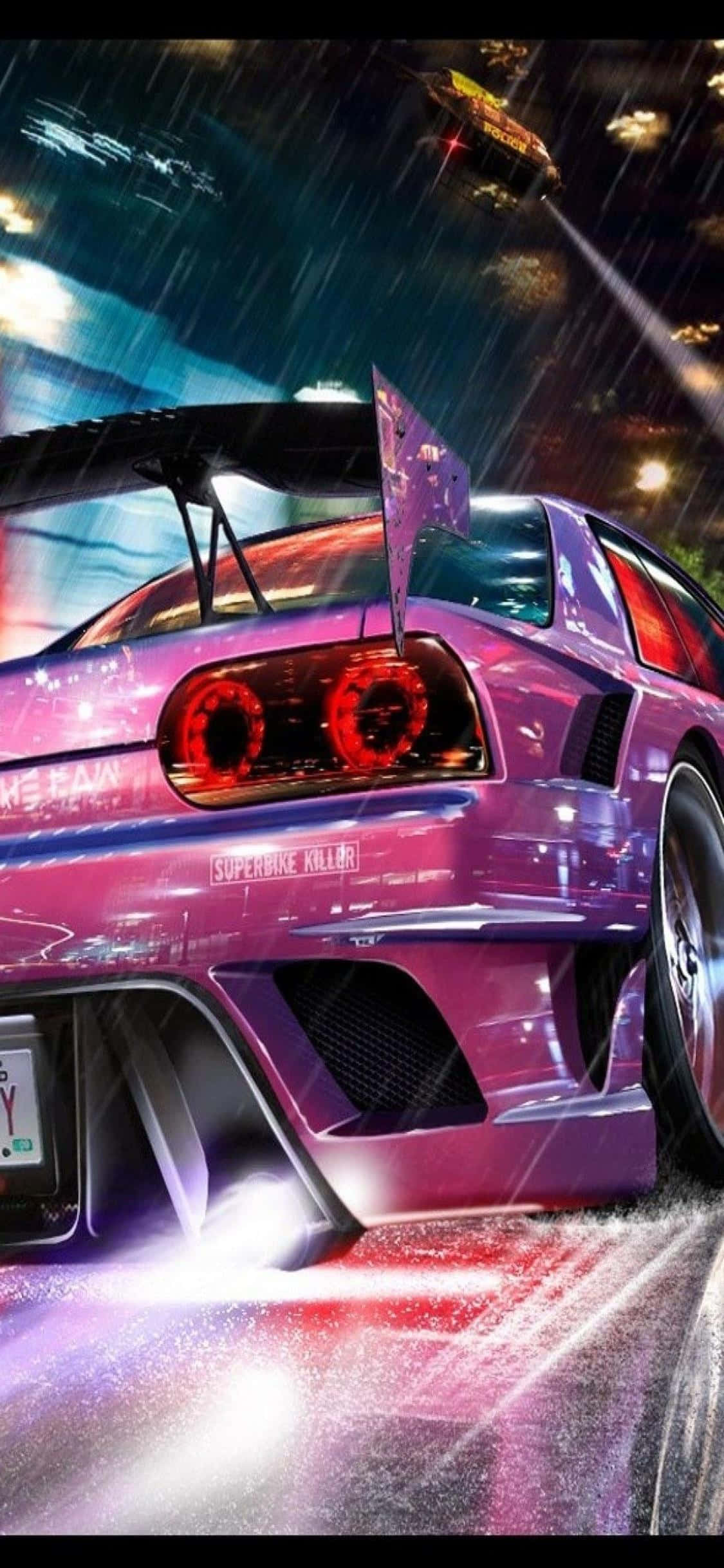iPhone Xs Need For Speed Heat 桌布 壁紙 — 一輛充滿活力的紫色跑車，帶著發光的紅色尾燈，在雨夜中疾馳穿過霓虹燈閃爍的城市。