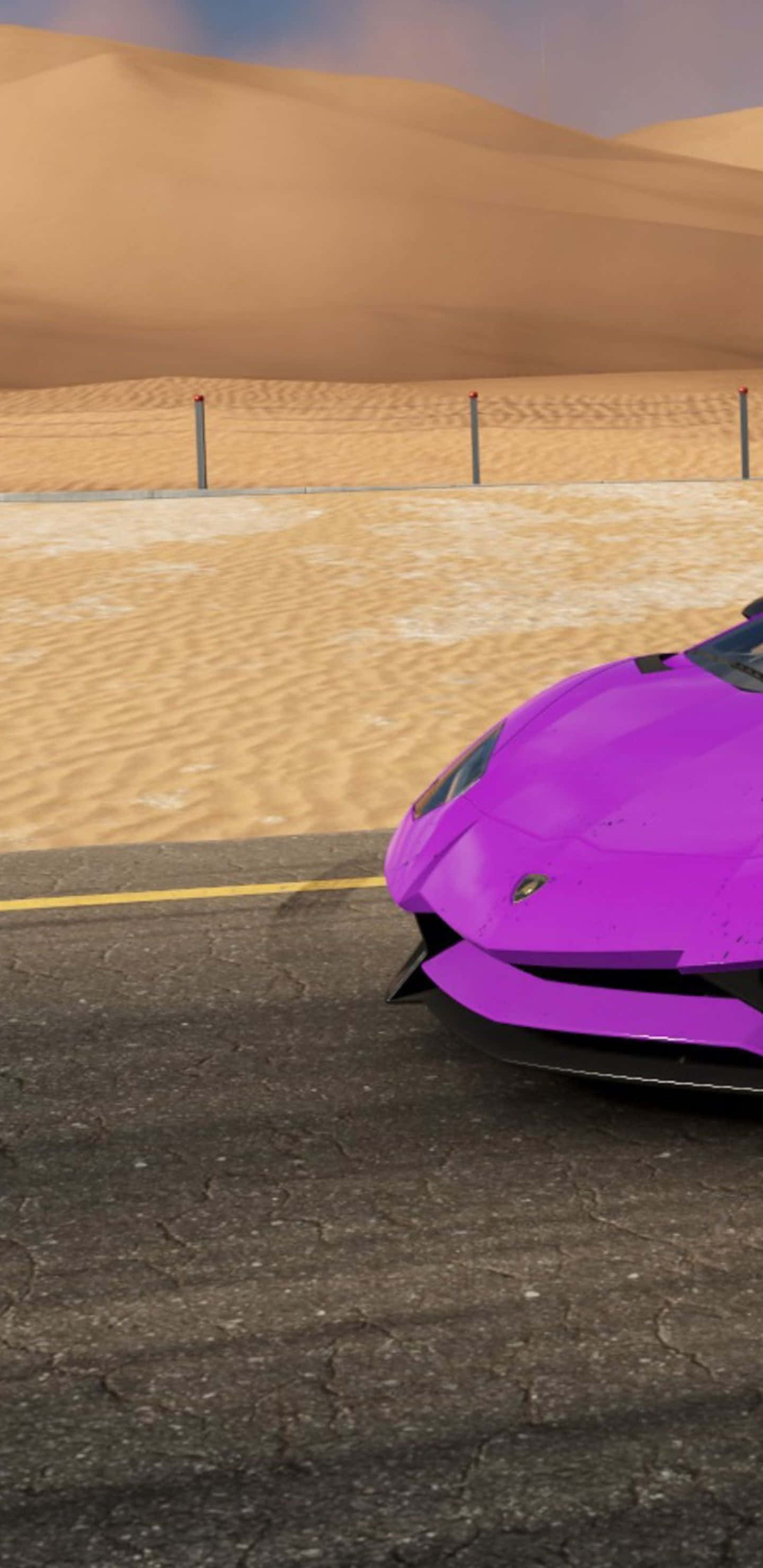 Pixel 3xl Forza Motorsport 7 桌布 壁紙 — 一輛充滿活力的紫色跑車在沙漠公路上疾馳，背景是金黃色的沙丘。