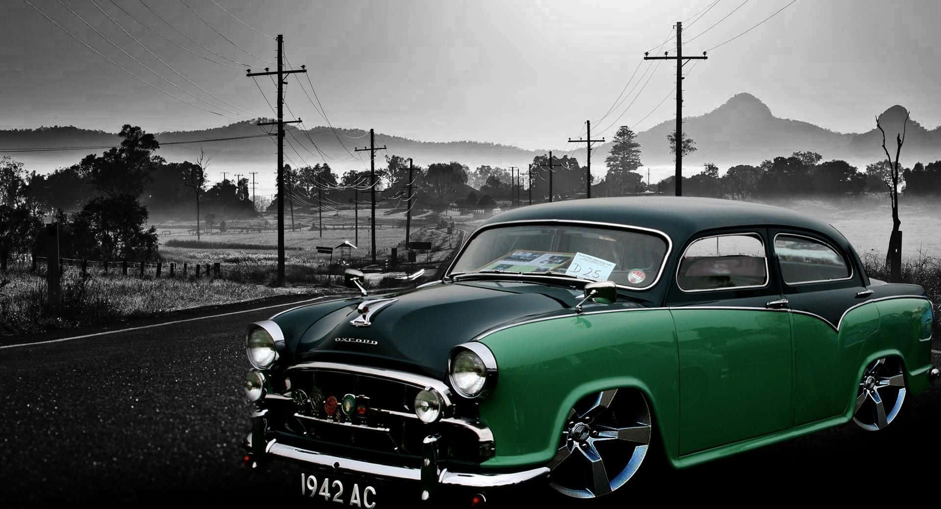 Hindustan Motors 桌布 壁紙 — 一輛充滿活力的綠色1942年AC經典汽車停泊在霧氣瀰漫的鄉村道路上，背景有山脈和電線。