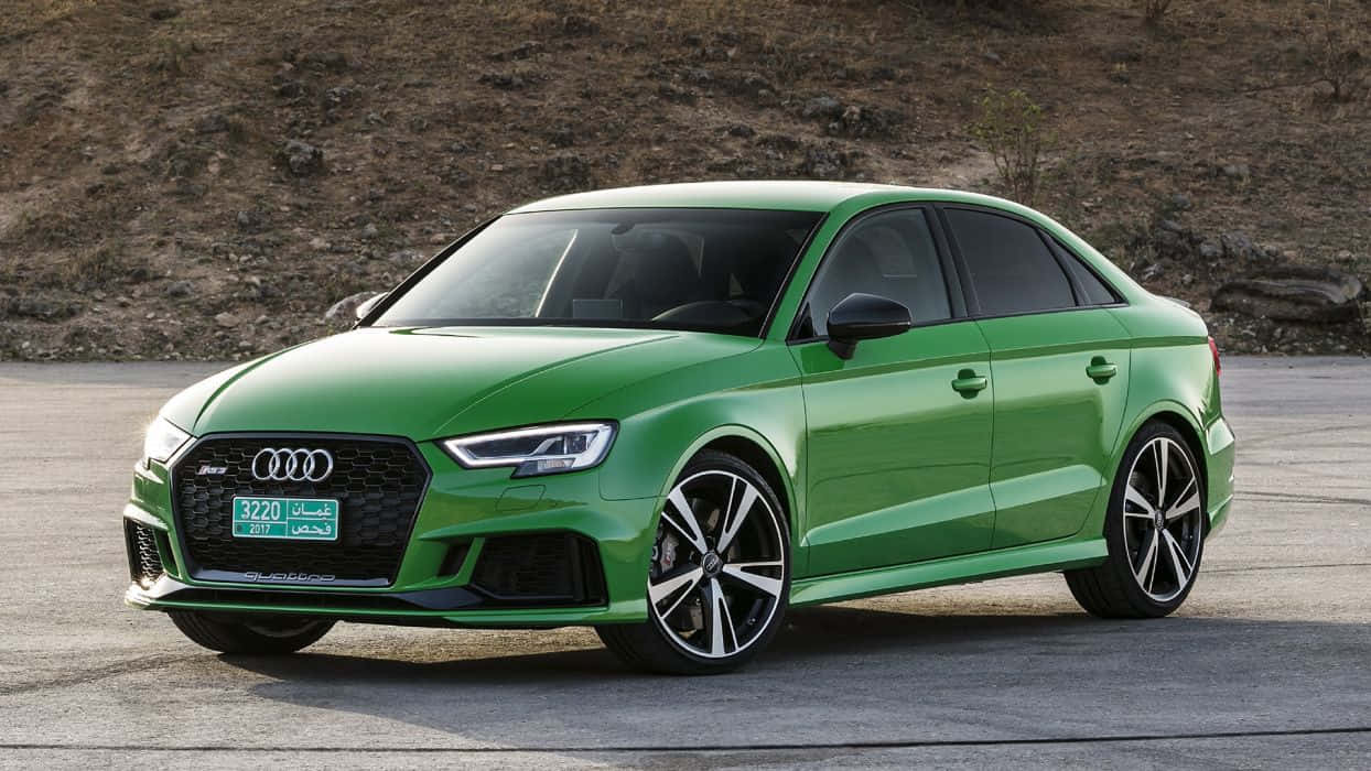 Sedan 桌布 壁紙 — 一輛充滿活力的綠色Audi RS3轎車停在混凝土上，後面是乾燥的岩石山坡。