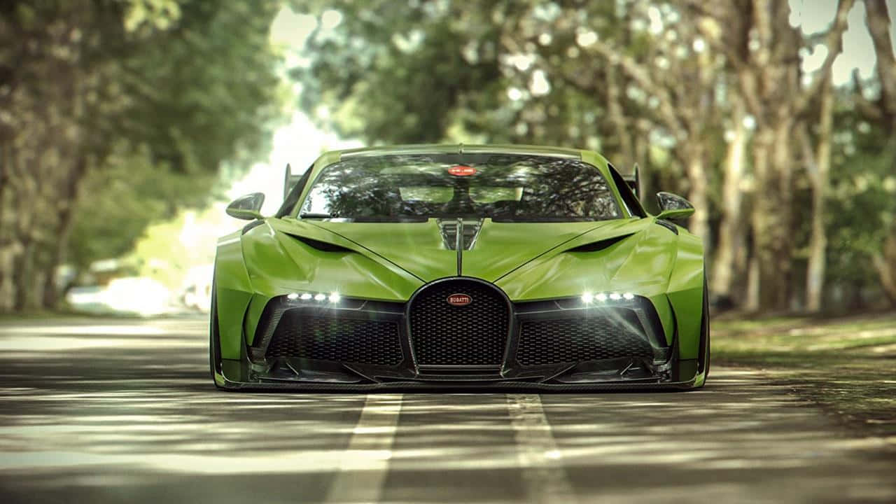 Best Bugatti 桌布 壁紙 — 一輛充滿活力的綠色Bugatti超跑在樹蔭斑駁的林蔭大道上向前行駛。