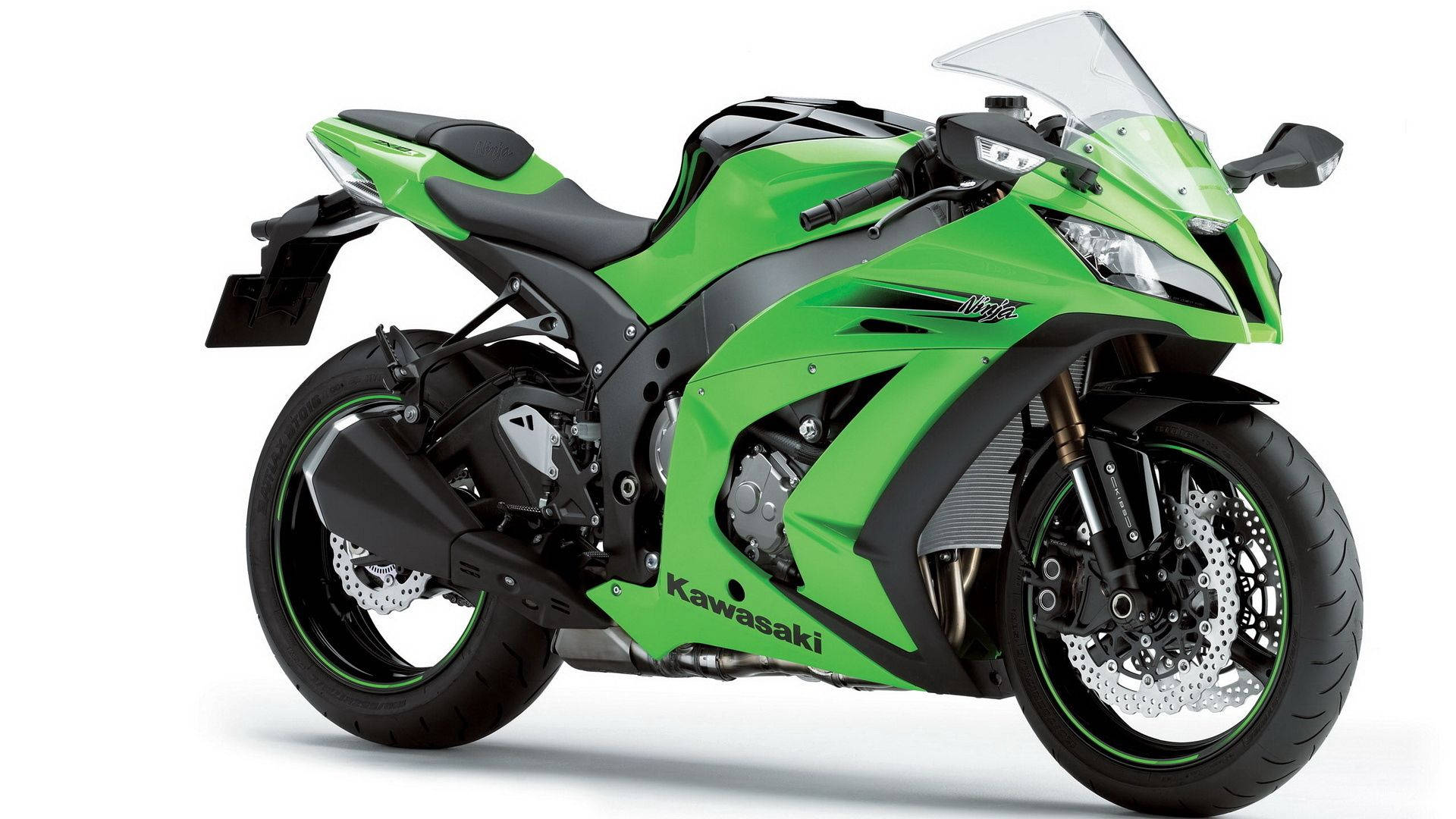 忍者 桌布 壁紙 — 一輛充滿活力的綠色Kawasaki Ninja運動機車，帶有黑色點綴和詳細的機械部件，在工作室燈光下展示。
