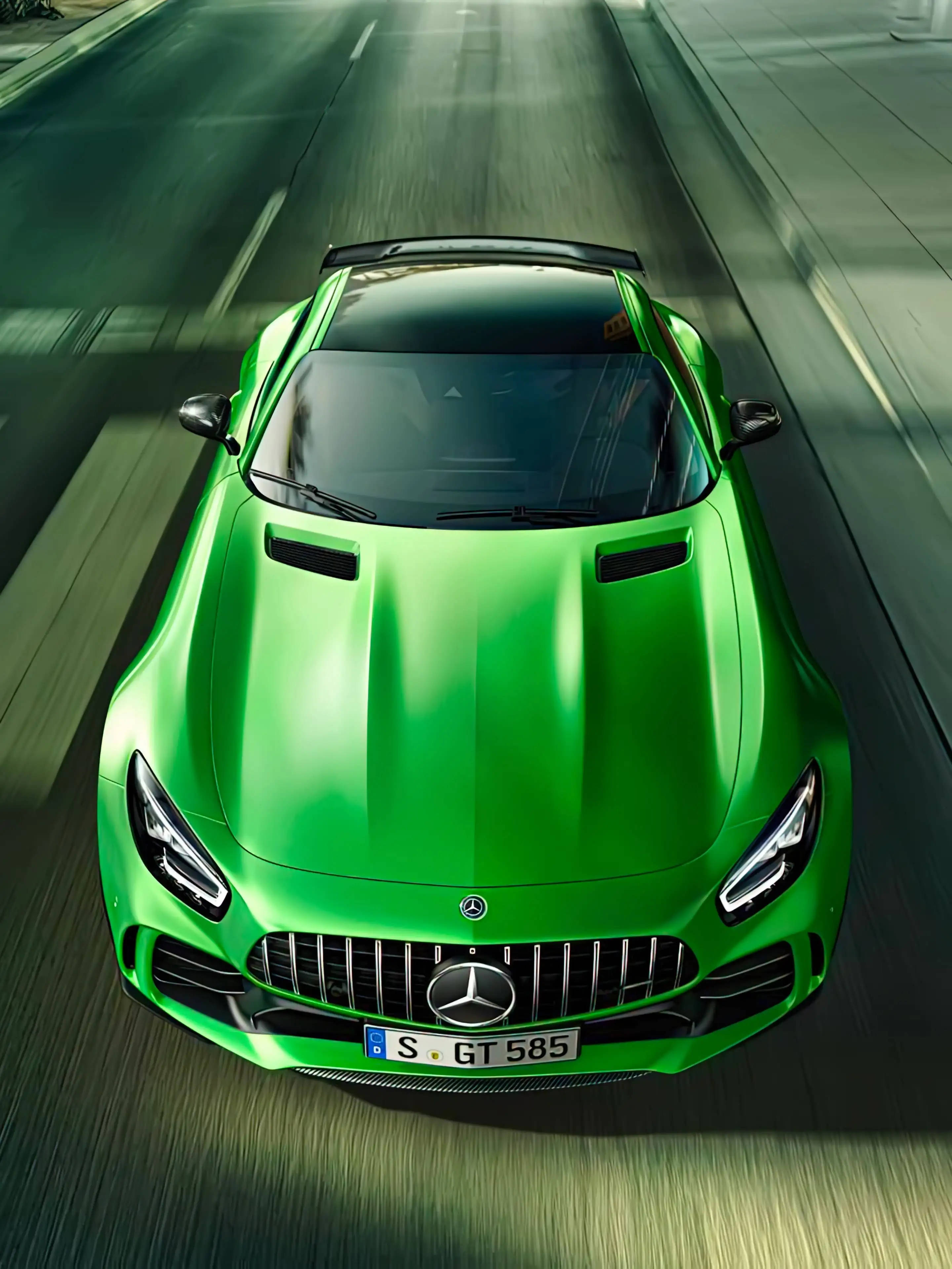 Amg 桌布 壁紙 — 一輛充滿活力的綠色Mercedes-AMG GT在明亮的日光下在模糊的高速公路上飛馳。