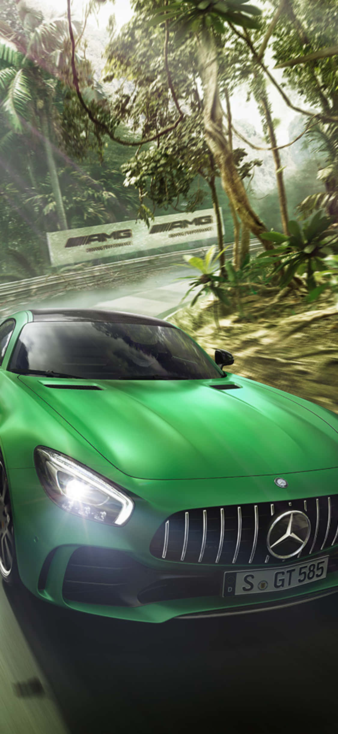 iPhone X Amg Gt-r 桌布 壁紙 — 一輛充滿活力的綠色Mercedes-AMG GT在茂密的熱帶叢林賽道上疾馳，周圍有霧氣繚繞的樹葉和賽車橫幅。