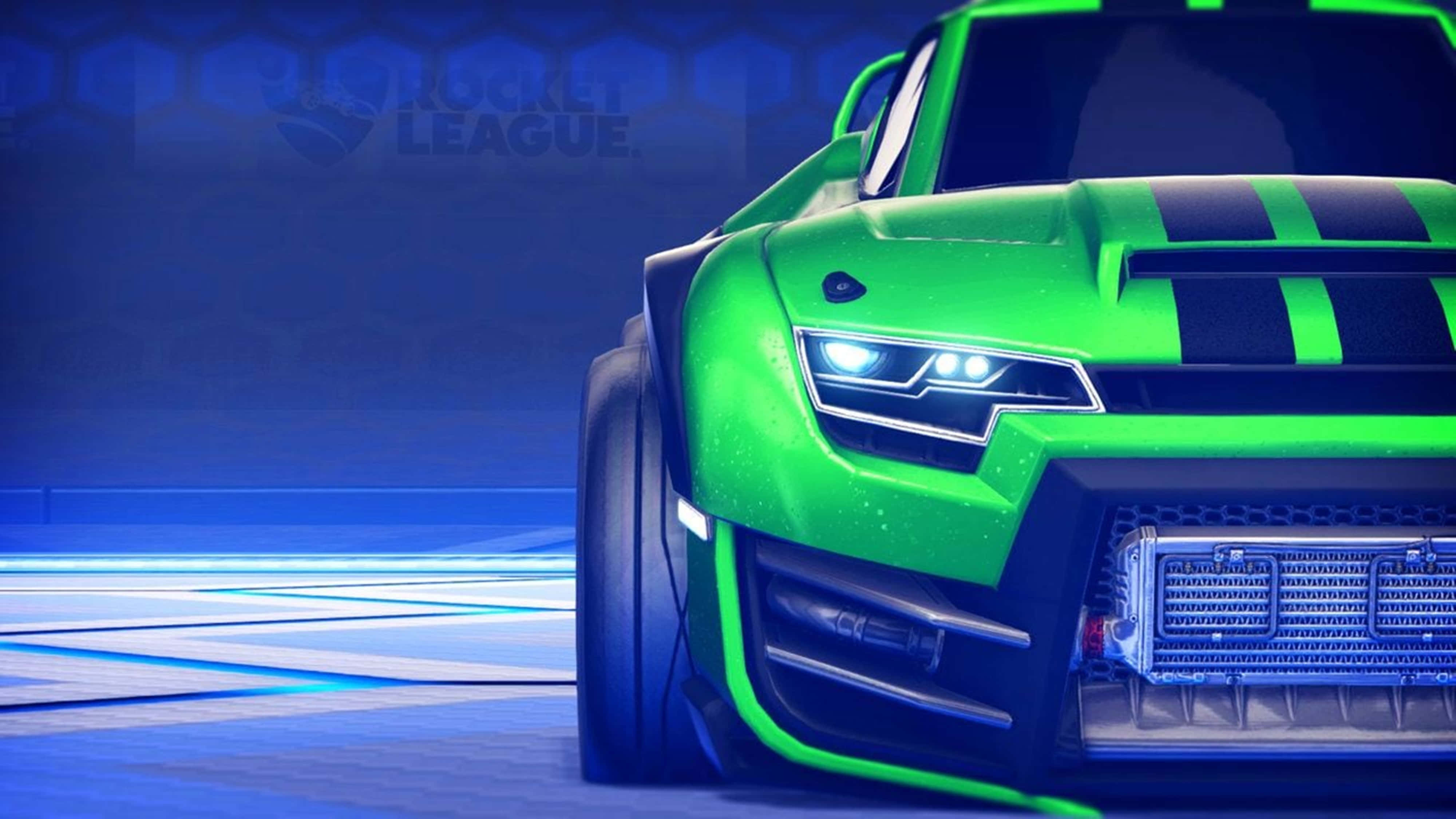 火箭聯盟 桌布 壁紙 — 一輛充滿活力的綠色Rocket League賽車，帶有黑色條紋和發光車頭燈，停在藍色競技場地板上。