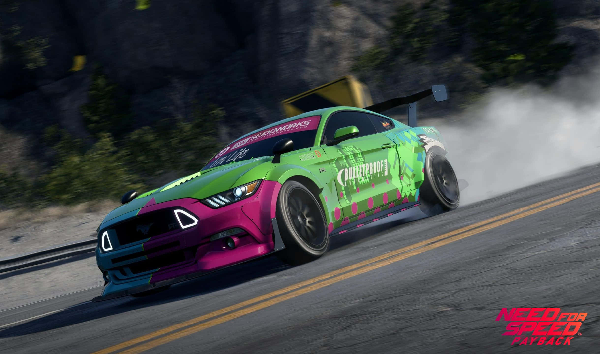 2440x1440 Need For Speed Payback 桌布 壁紙 — 一輛充滿活力的綠色和粉紅色漂移車在山路上冒煙輪胎，出現在電子遊戲場景中。