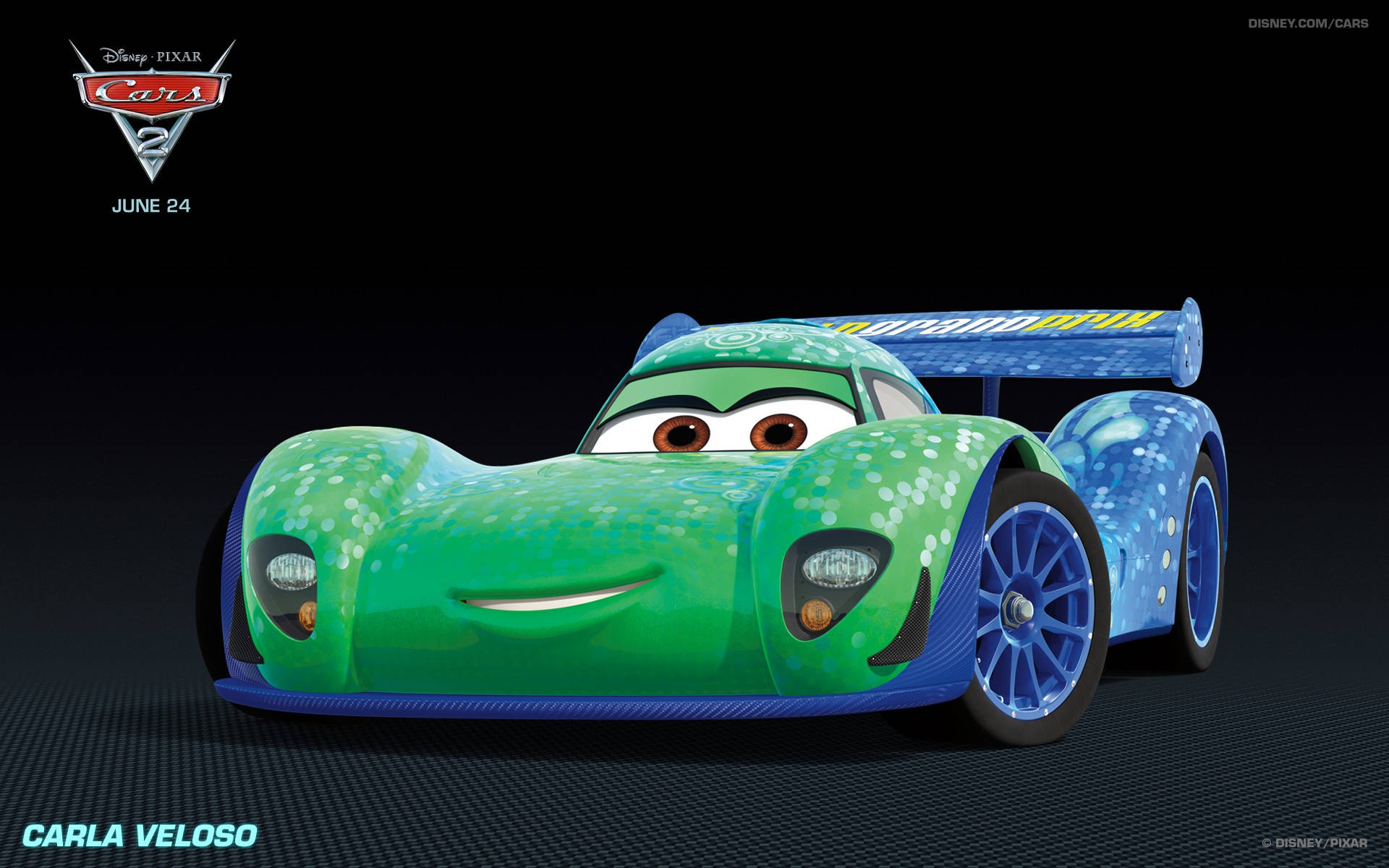 cars 桌布 壁紙 — 一輛充滿活力的綠色和藍色動畫賽車，帶有微笑的臉和賽車貼花，在深色紋理背景前自信地擺姿勢。