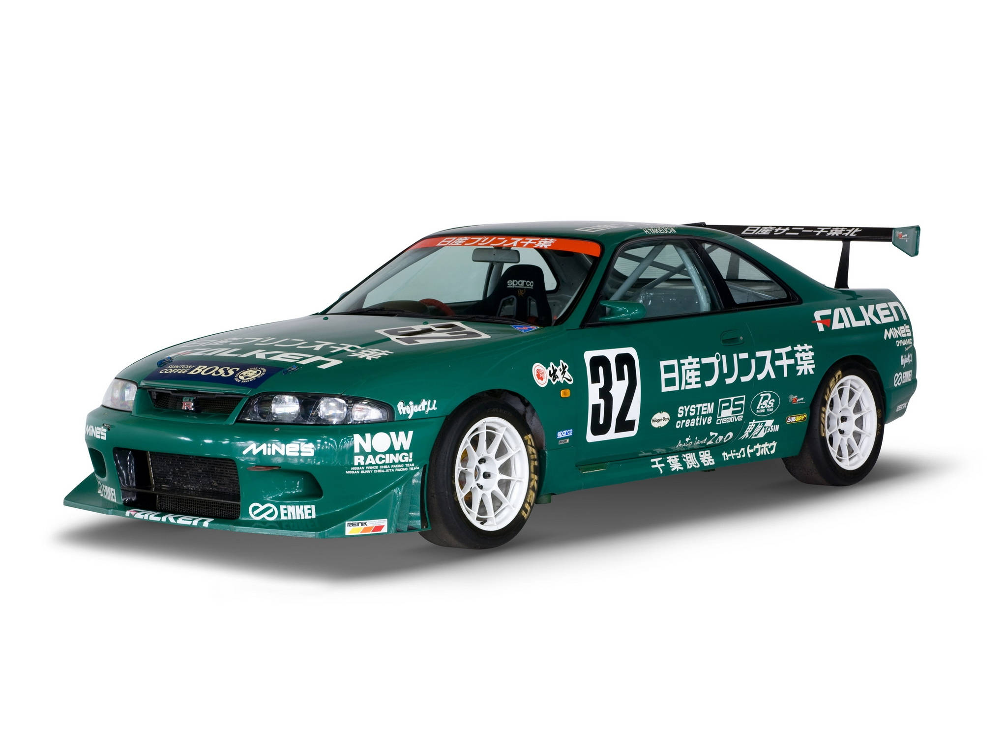 Gtr 桌布 壁紙 — 一輛充滿活力的綠色日產Skyline GT-R賽車，帶有贊助商貼紙和32號，擺放在潔淨的白色背景前。