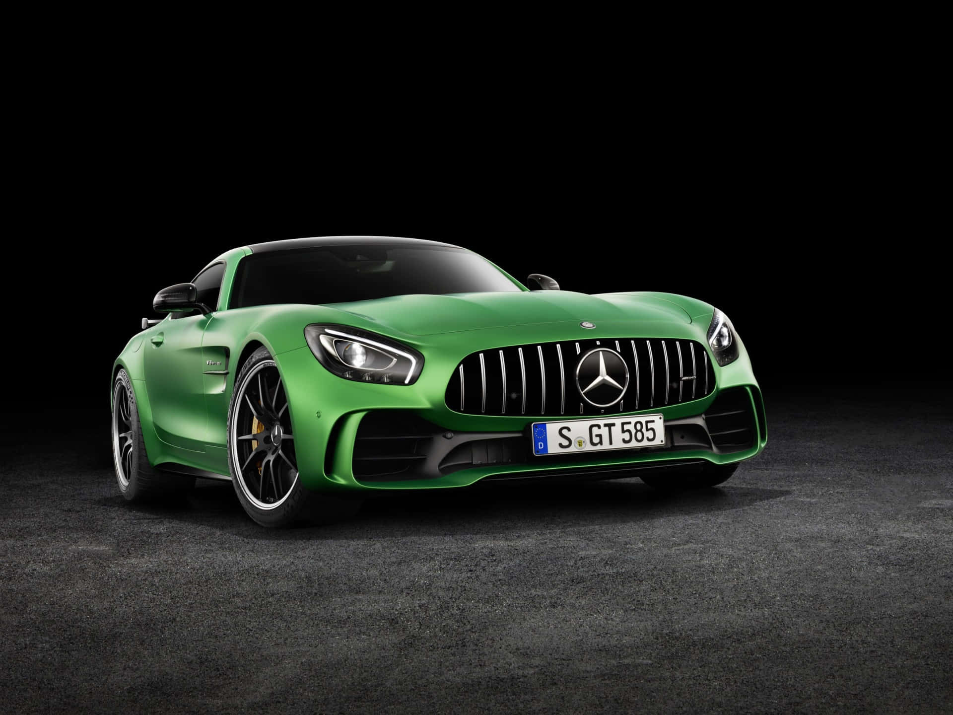 Mercedes 桌布 壁紙 — 一輛充滿活力的綠色梅賽德斯-AMG GT S跑車在黑色背景的攝影棚燈光下閃閃發光。