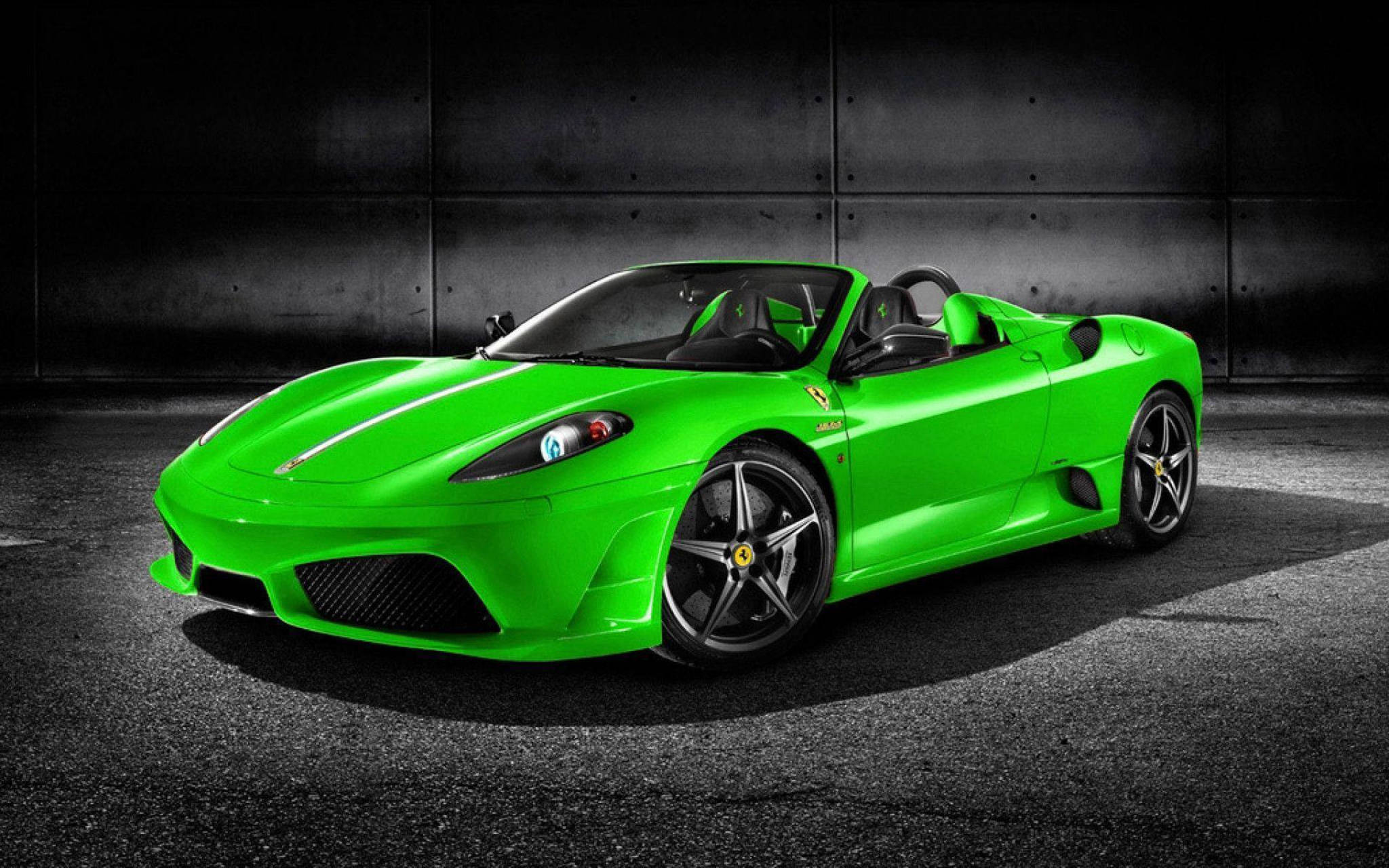cars 桌布 壁紙 — 一輛充滿活力的綠色法拉利Spider跑車在攝影棚燈光下，以深色混凝土牆為背景閃閃發光。