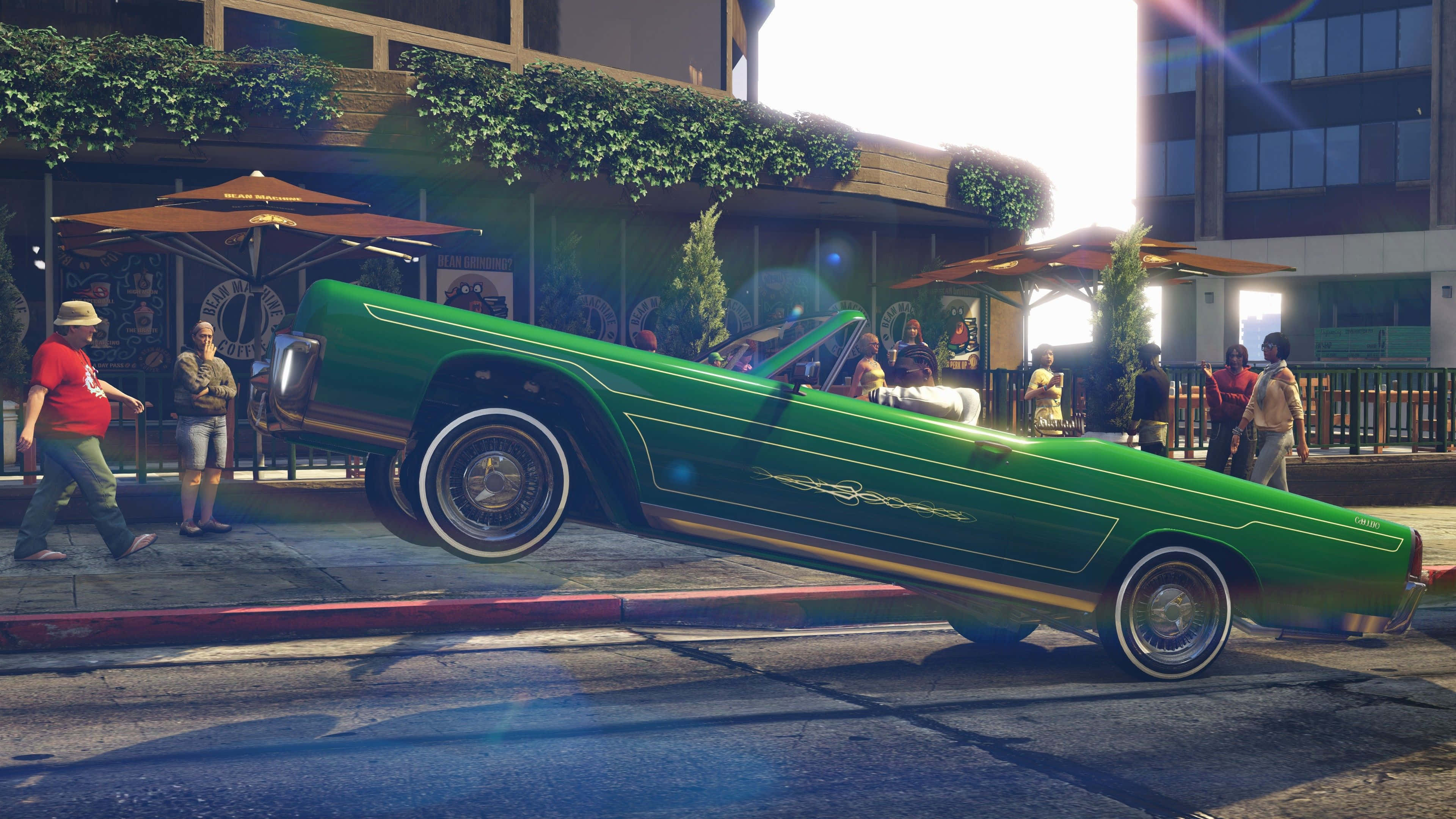 Gta V 4K 桌布 壁紙 — 一輛充滿活力的綠色經典敞篷車戲劇性地從城市街道的路邊升起，附近的人們在觀看。