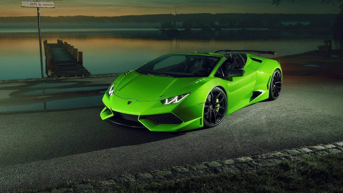 跑車 桌布 壁紙 — 一輛充滿活力的綠色藍寶堅尼 Huracán Spyder 在黃昏時停泊在寧靜湖泊旁的濕滑道路上。